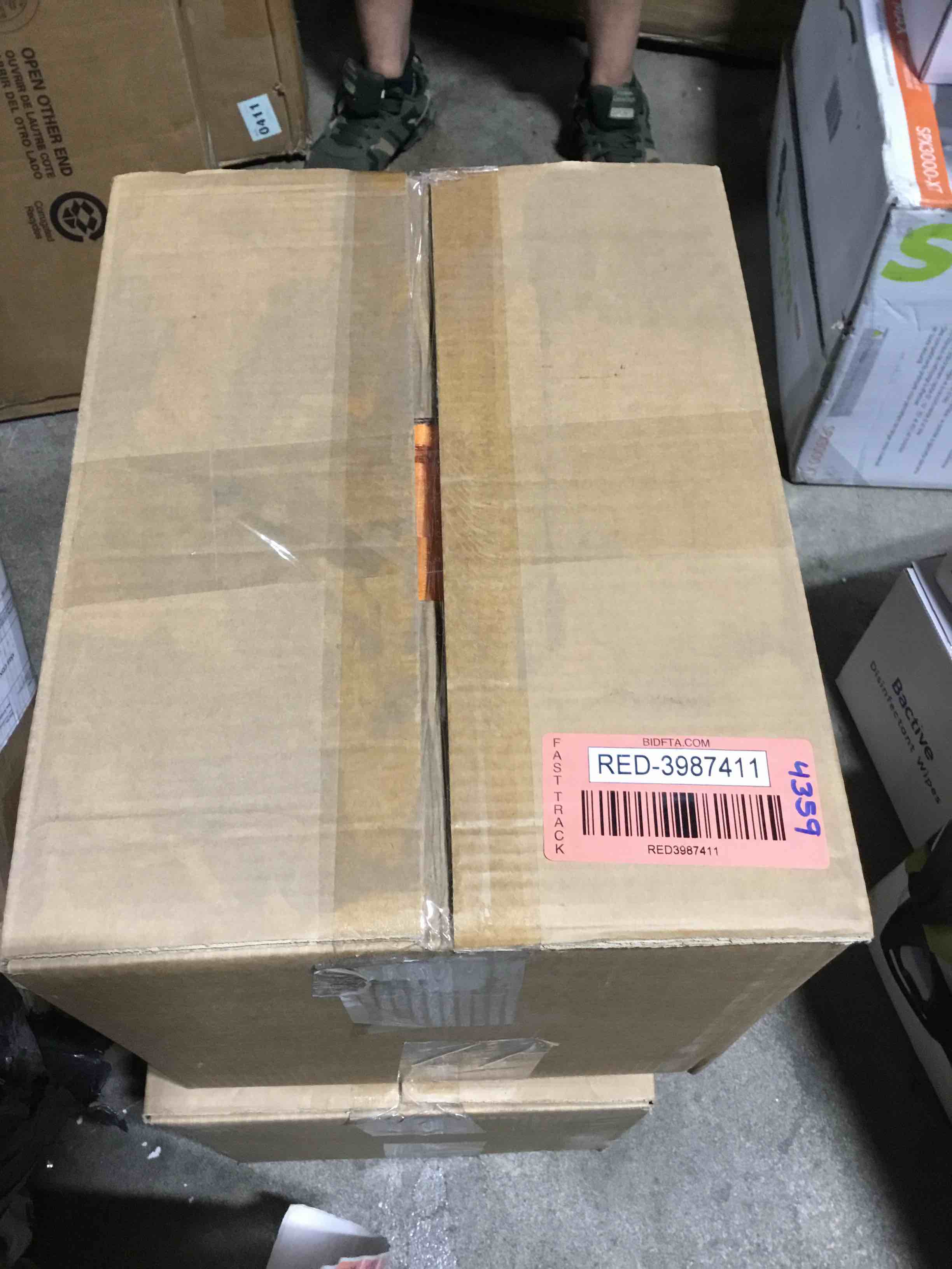 https://s3.amazonaws.com/lotting-images-prod/bidfta/RED3987411_1692973634937.jpeg
