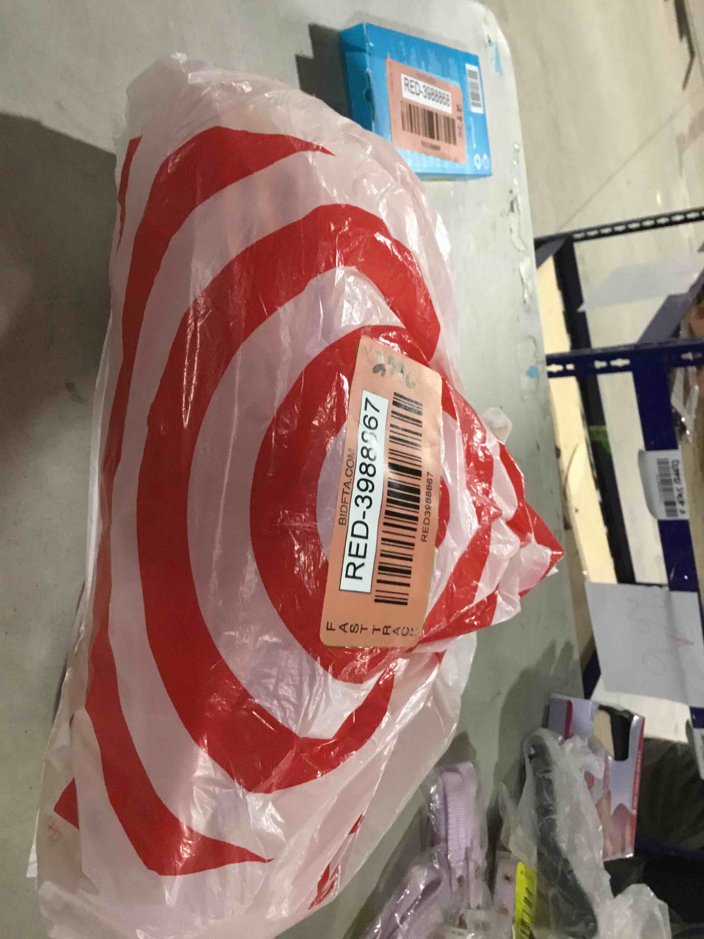 https://s3.amazonaws.com/lotting-images-prod/bidfta/RED3988867_1685740902853.jpeg