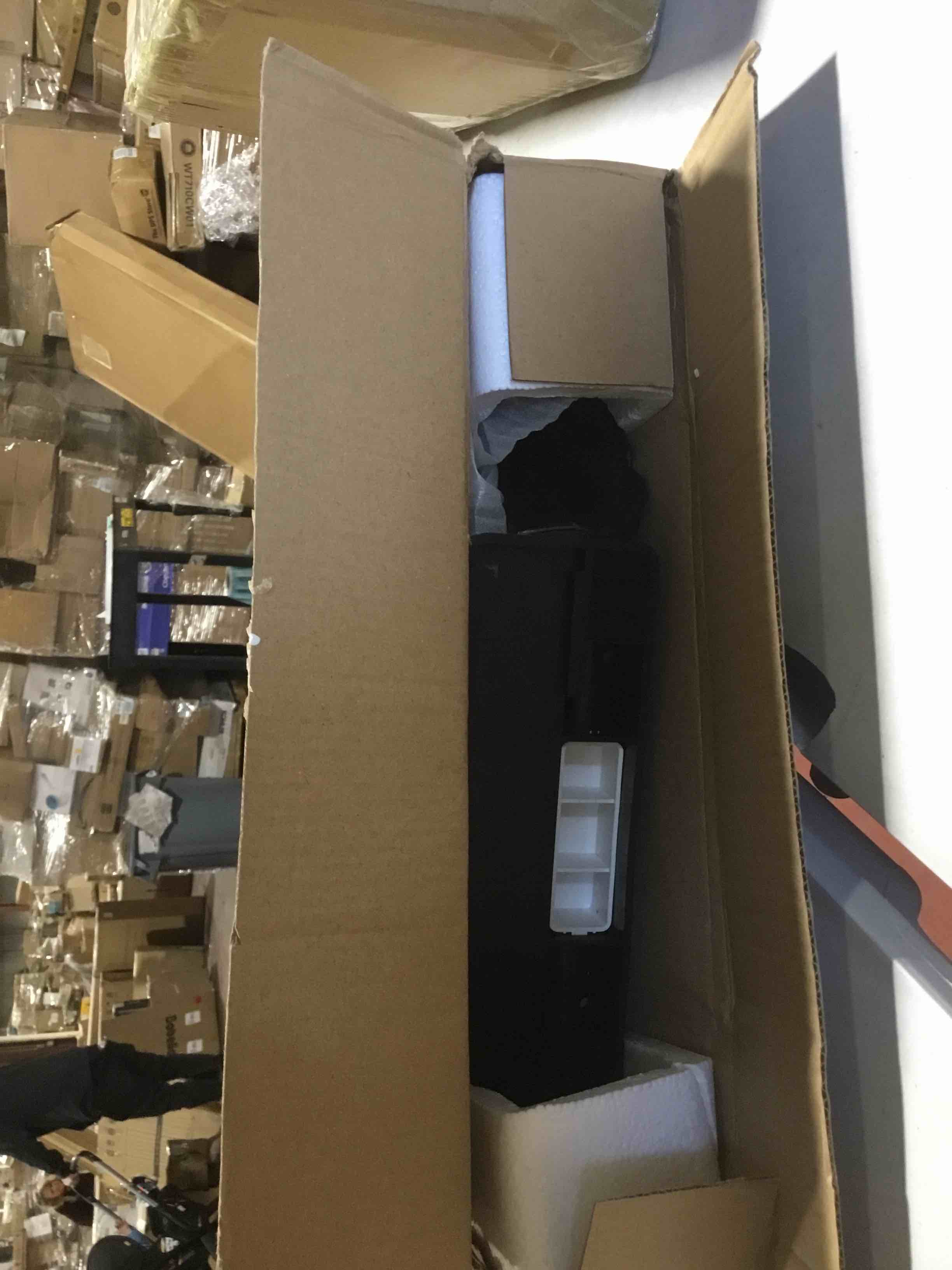 https://s3.amazonaws.com/lotting-images-prod/bidfta/RED3993903_1707937068724.jpeg