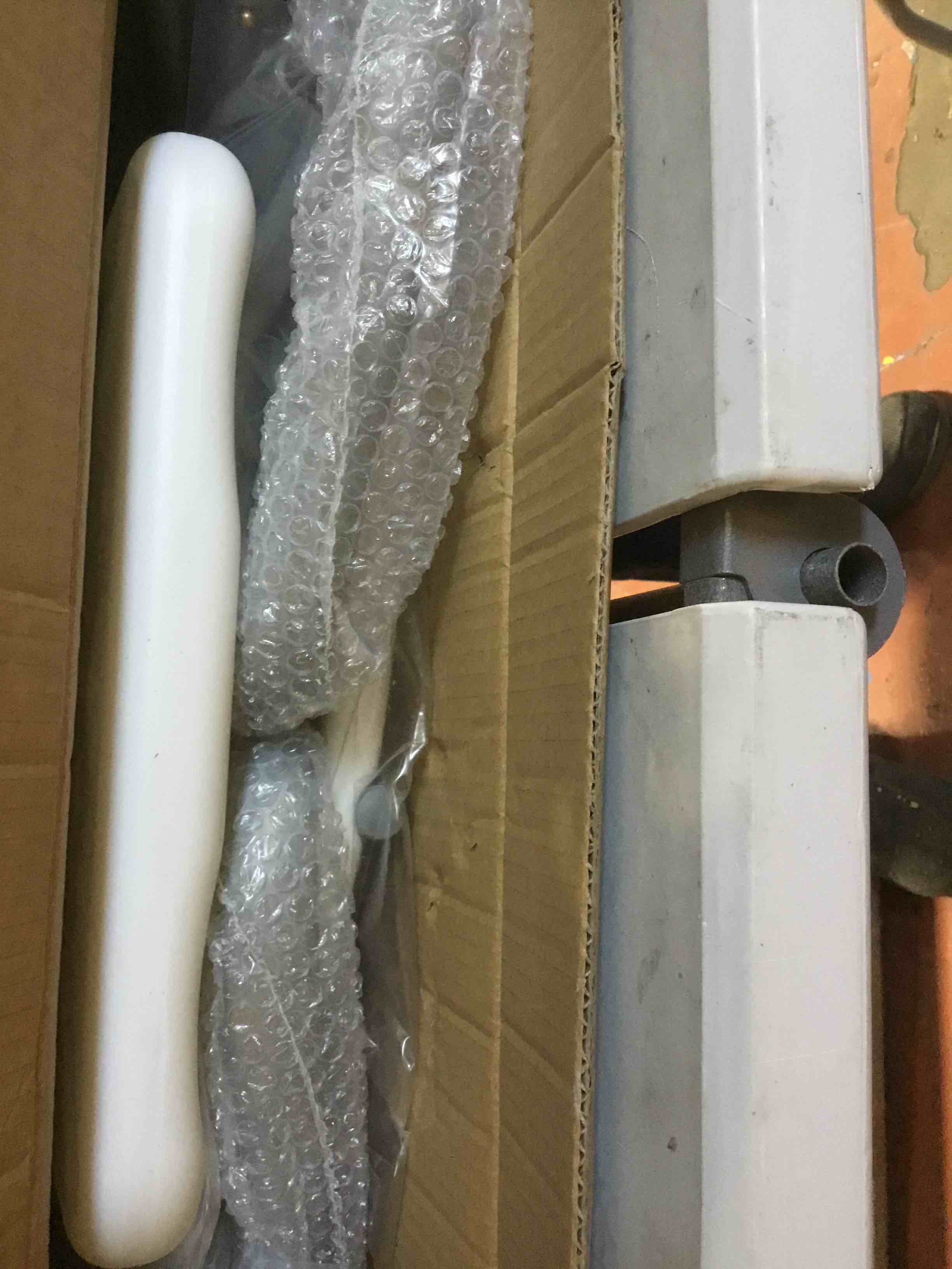 https://s3.amazonaws.com/lotting-images-prod/bidfta/RED3993914_1707938981734.jpeg
