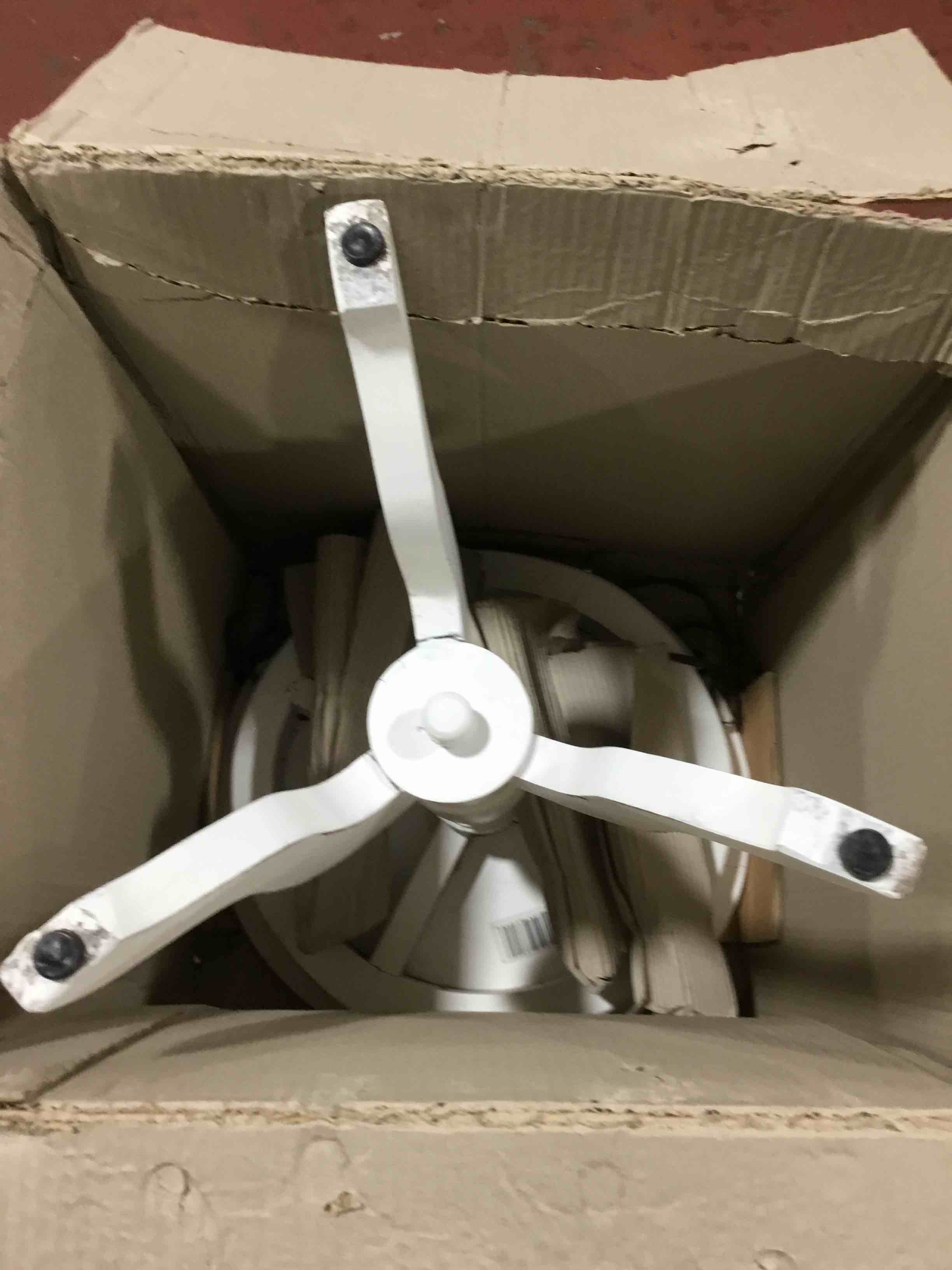 https://s3.amazonaws.com/lotting-images-prod/bidfta/RED3997558_1708349114448.jpeg