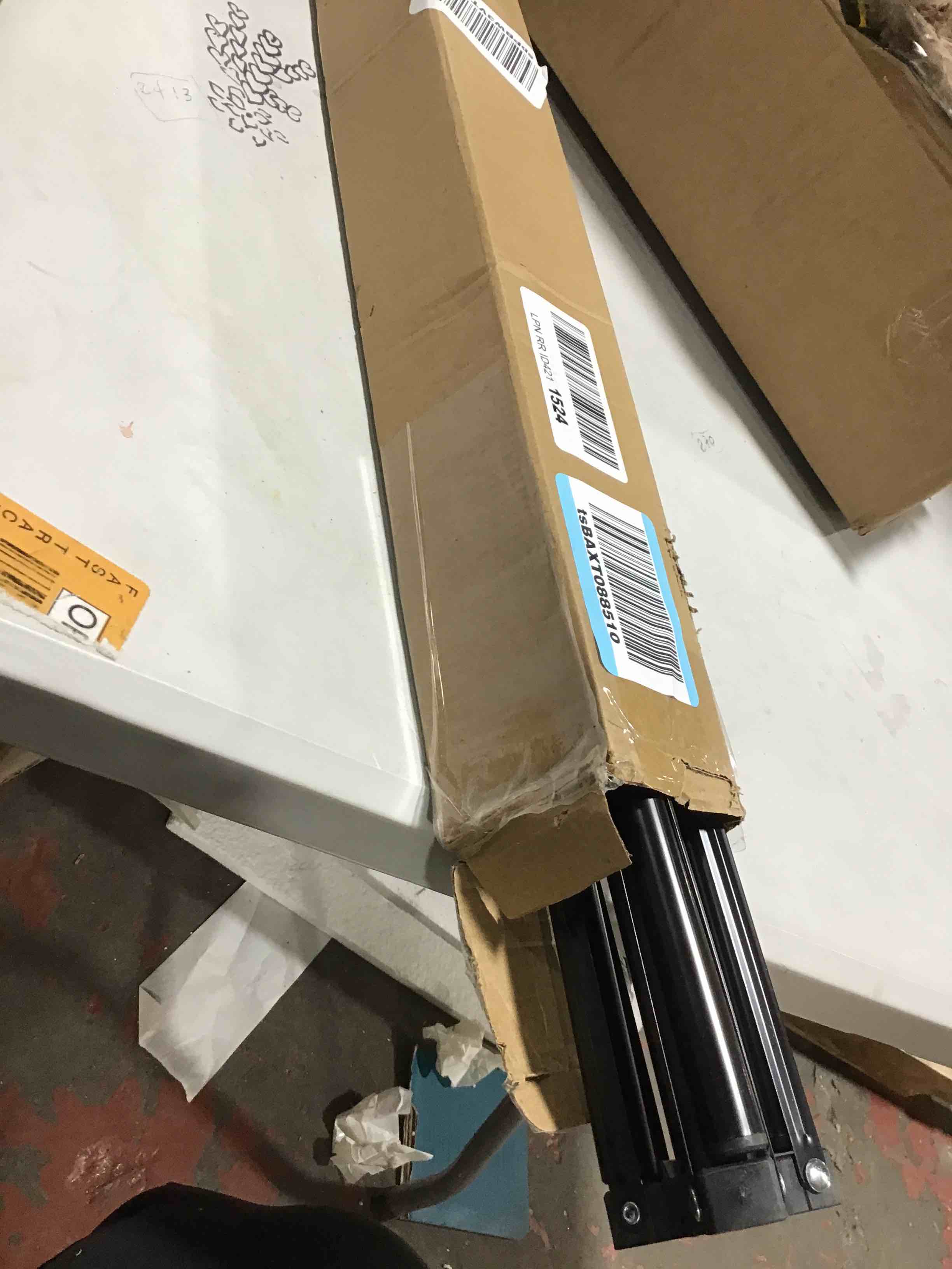 https://s3.amazonaws.com/lotting-images-prod/bidfta/RED3998247_1706299556430.jpeg