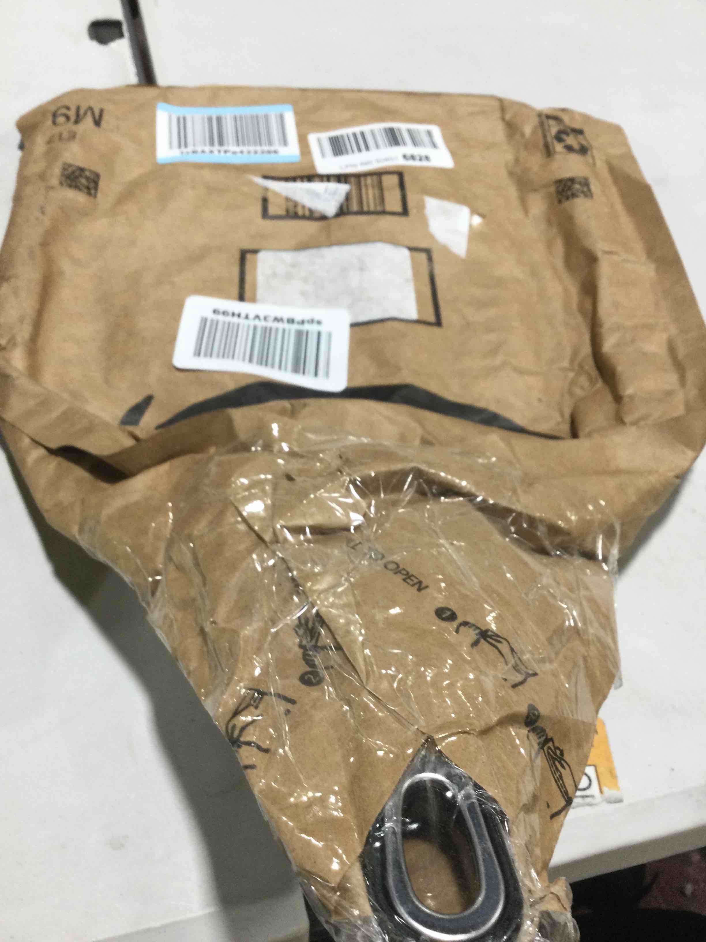 https://s3.amazonaws.com/lotting-images-prod/bidfta/RED3998278_1706364773855.jpeg