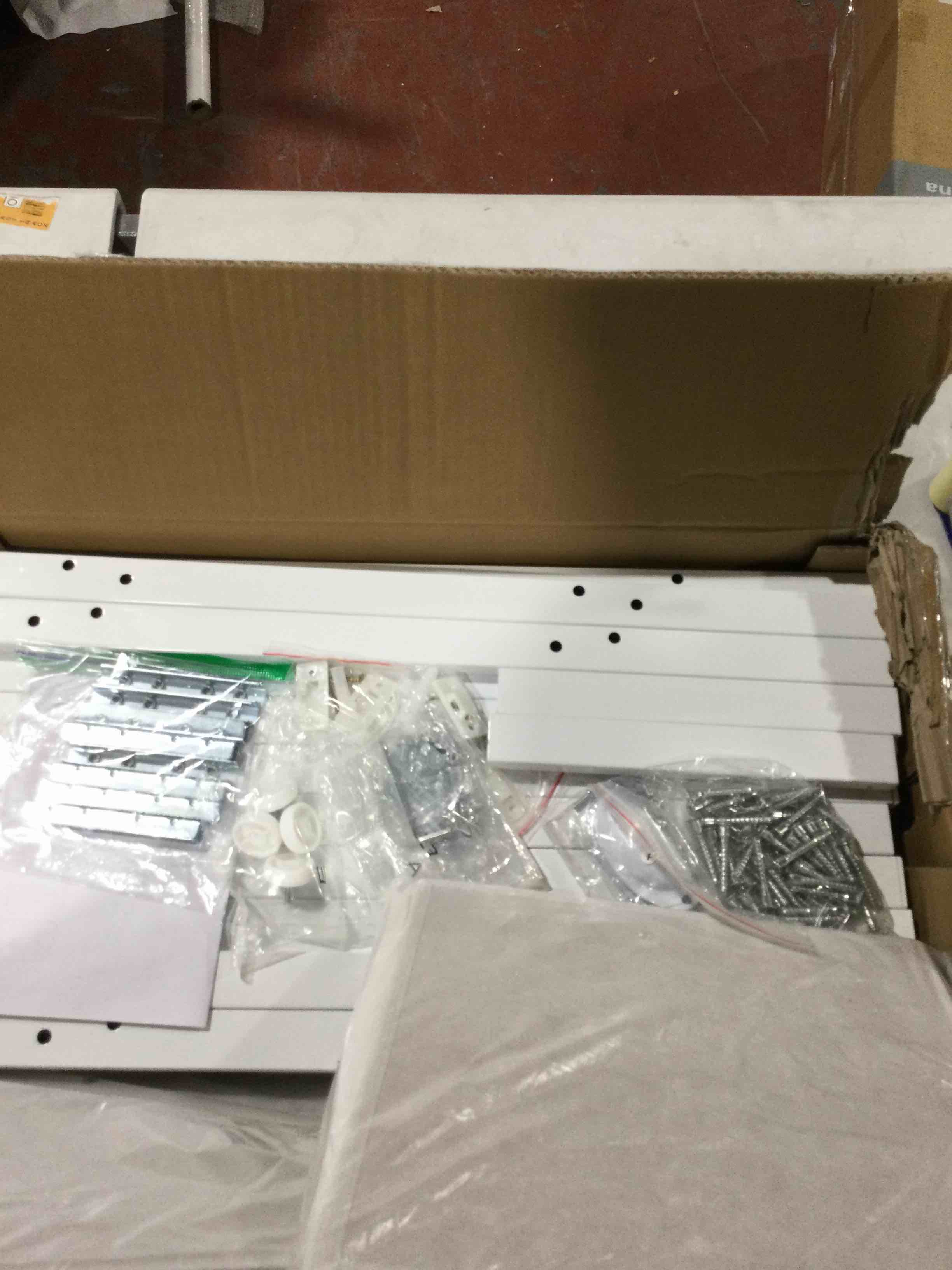 https://s3.amazonaws.com/lotting-images-prod/bidfta/RED3999261_1707343309528.jpeg