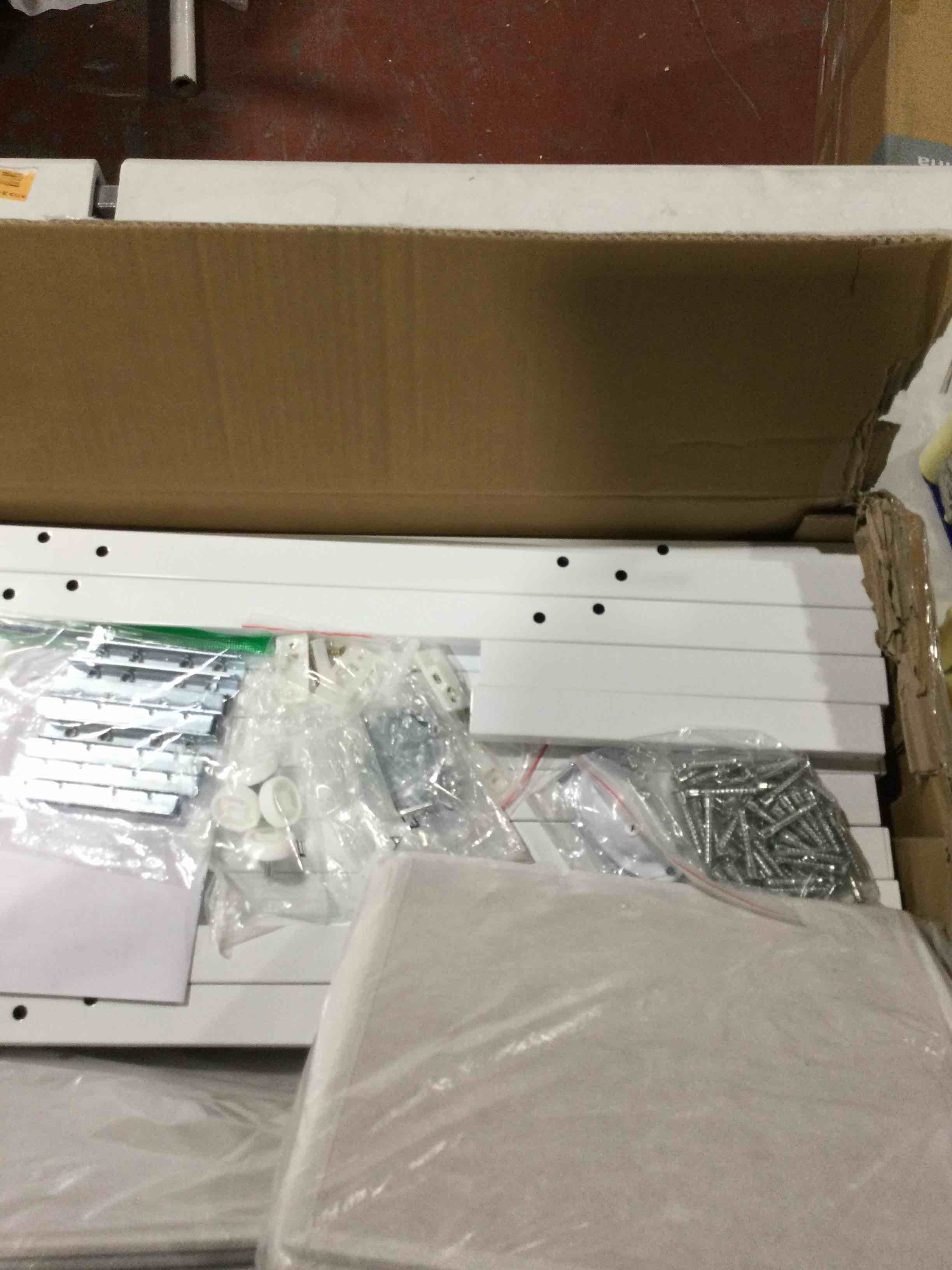 https://s3.amazonaws.com/lotting-images-prod/bidfta/RED3999261_1707343310877.jpeg