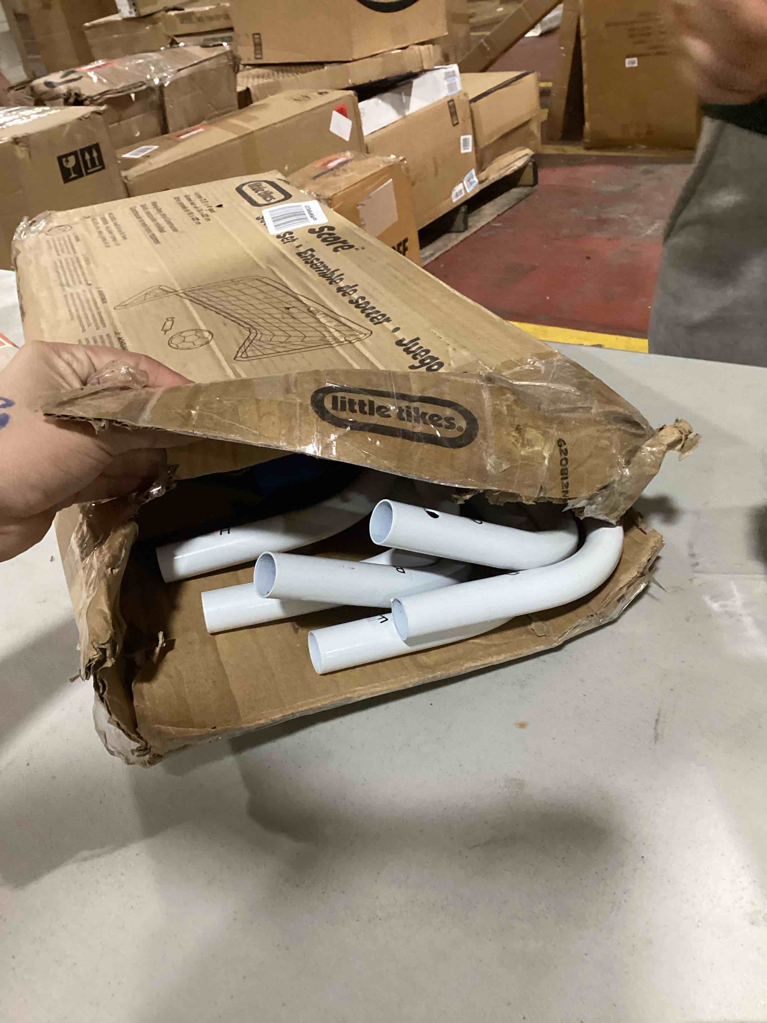 https://s3.amazonaws.com/lotting-images-prod/bidfta/RED4069516_1717528457566.jpeg