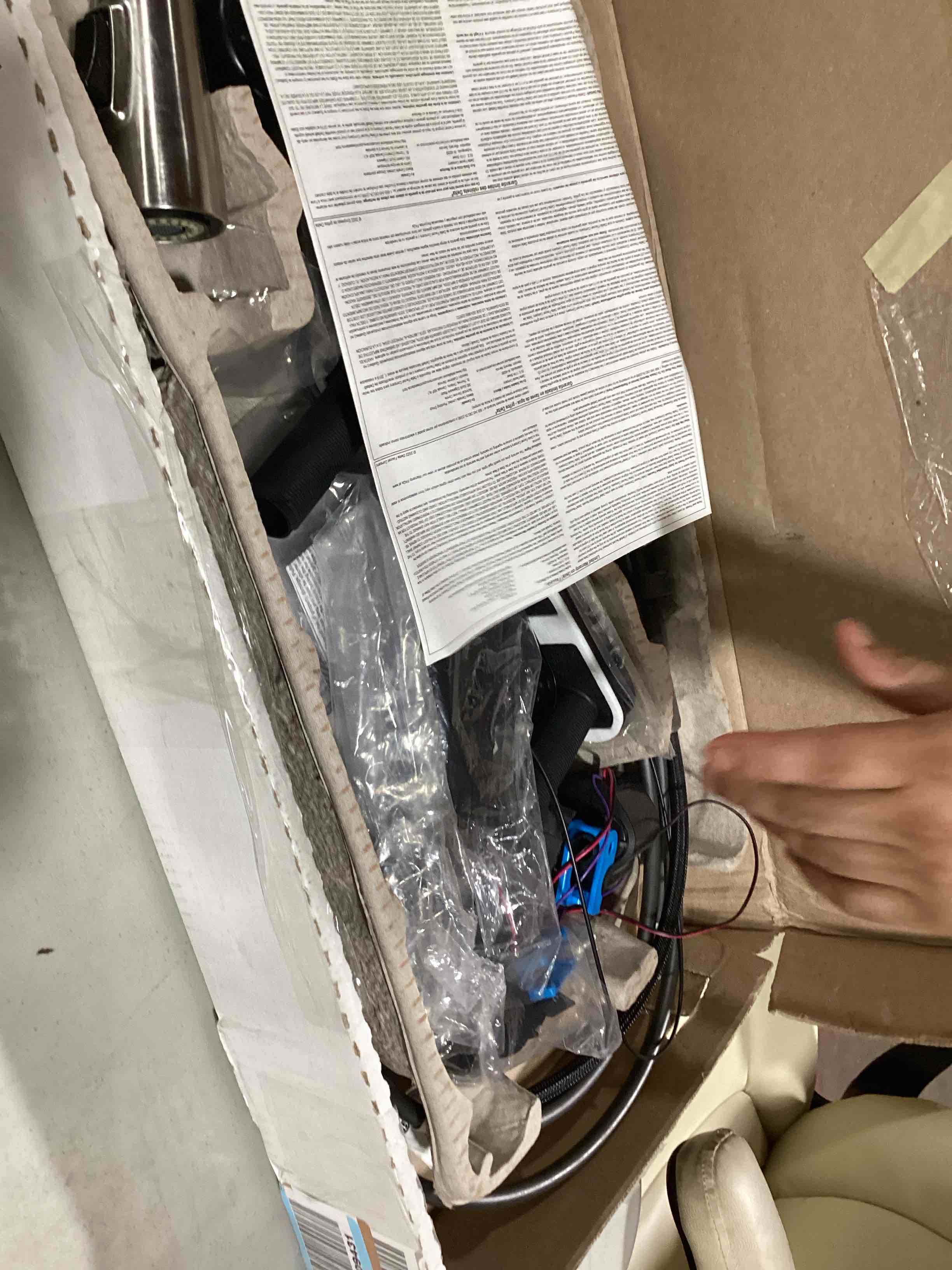 https://s3.amazonaws.com/lotting-images-prod/bidfta/RED4069520_1717529089718.jpeg