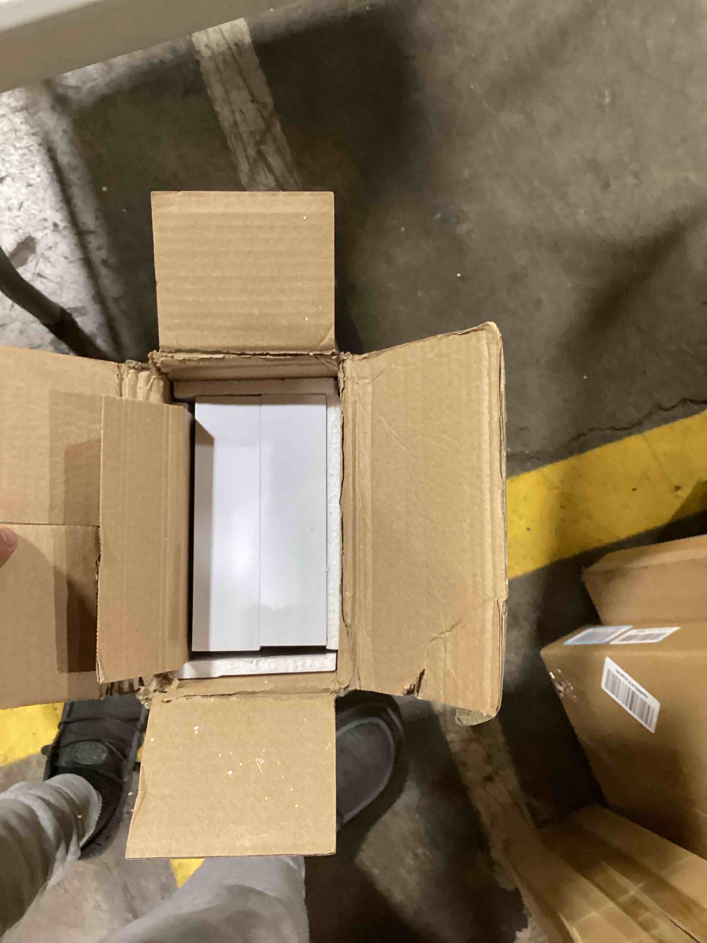 https://s3.amazonaws.com/lotting-images-prod/bidfta/RED4069531_1717535113399.jpeg