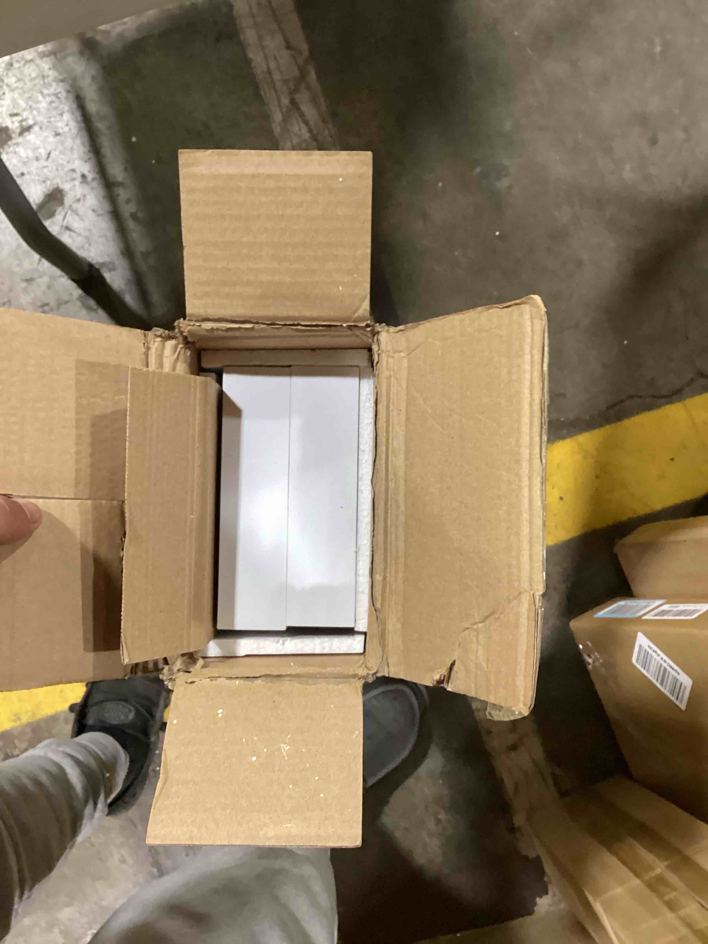 https://s3.amazonaws.com/lotting-images-prod/bidfta/RED4069531_1717535114194.jpeg