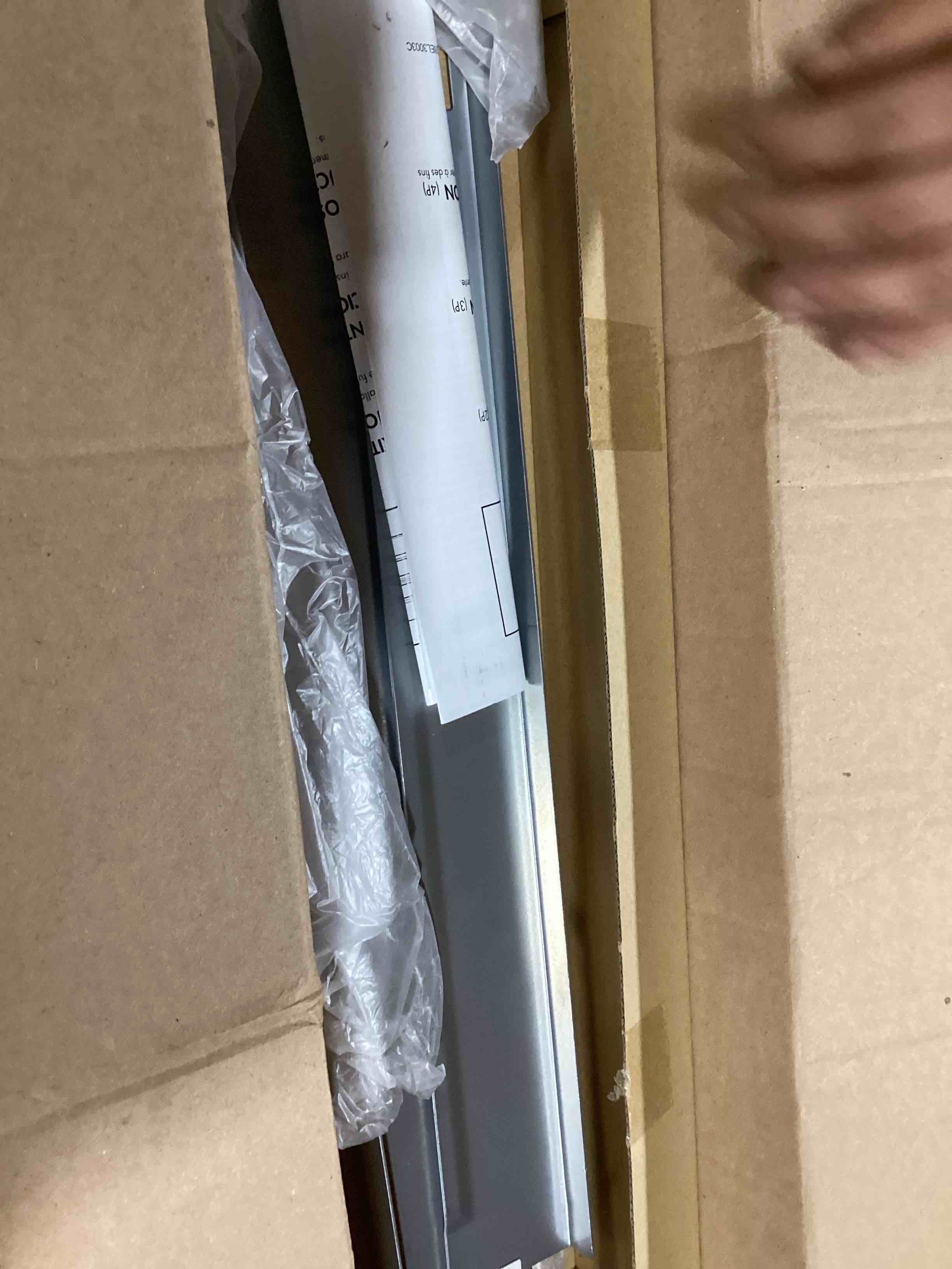 https://s3.amazonaws.com/lotting-images-prod/bidfta/RED4069552_1717536247679.jpeg