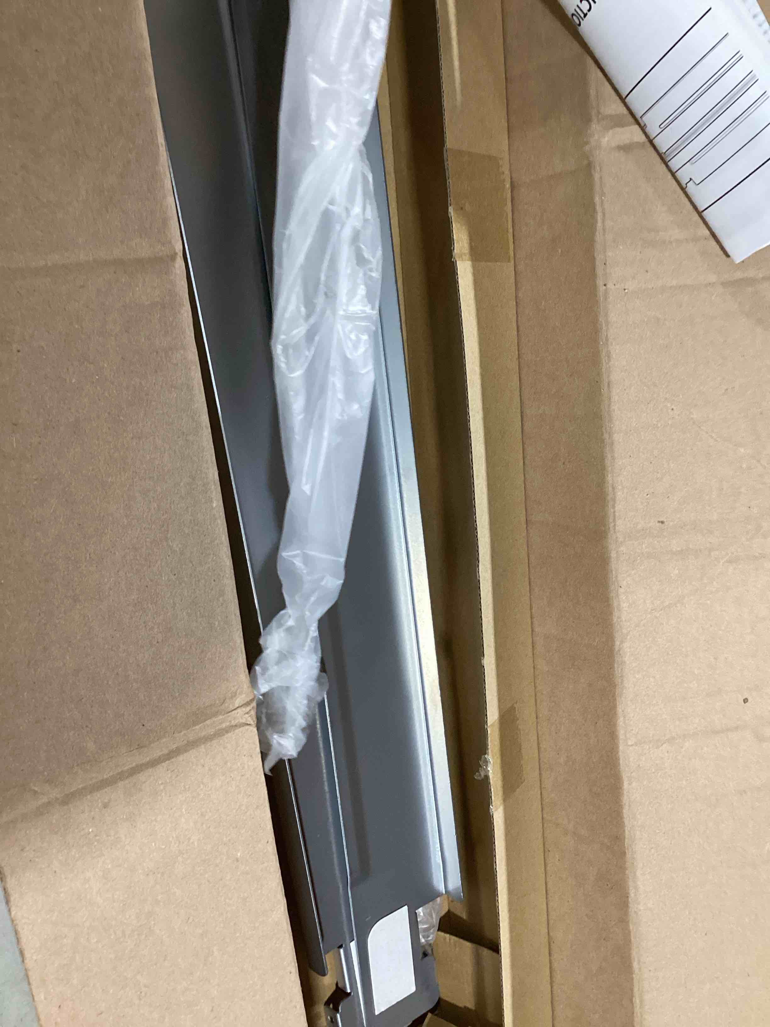 https://s3.amazonaws.com/lotting-images-prod/bidfta/RED4069552_1717536248738.jpeg