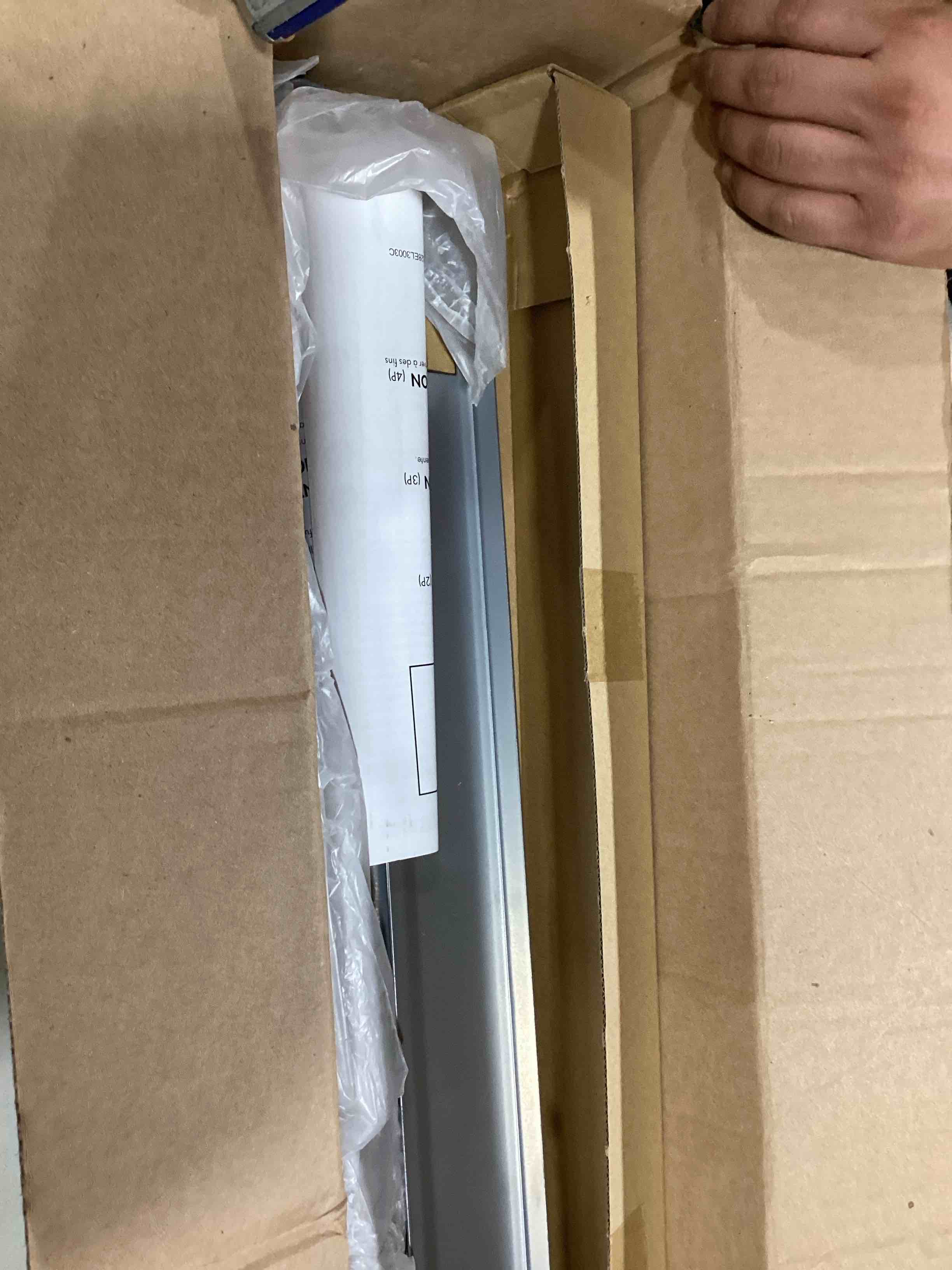 https://s3.amazonaws.com/lotting-images-prod/bidfta/RED4069552_1717536249804.jpeg