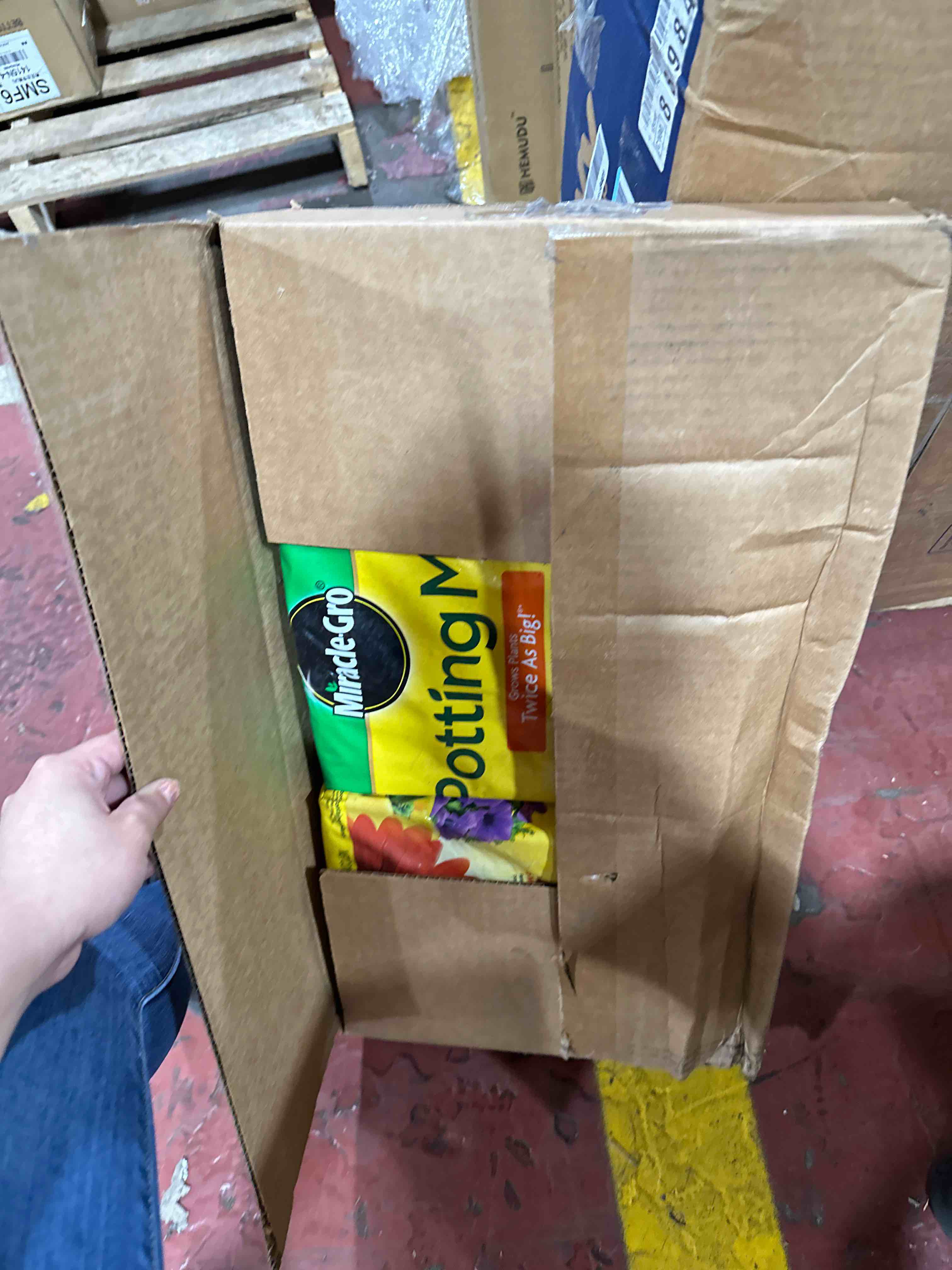 https://s3.amazonaws.com/lotting-images-prod/bidfta/RED4069814_1717682079555.jpeg