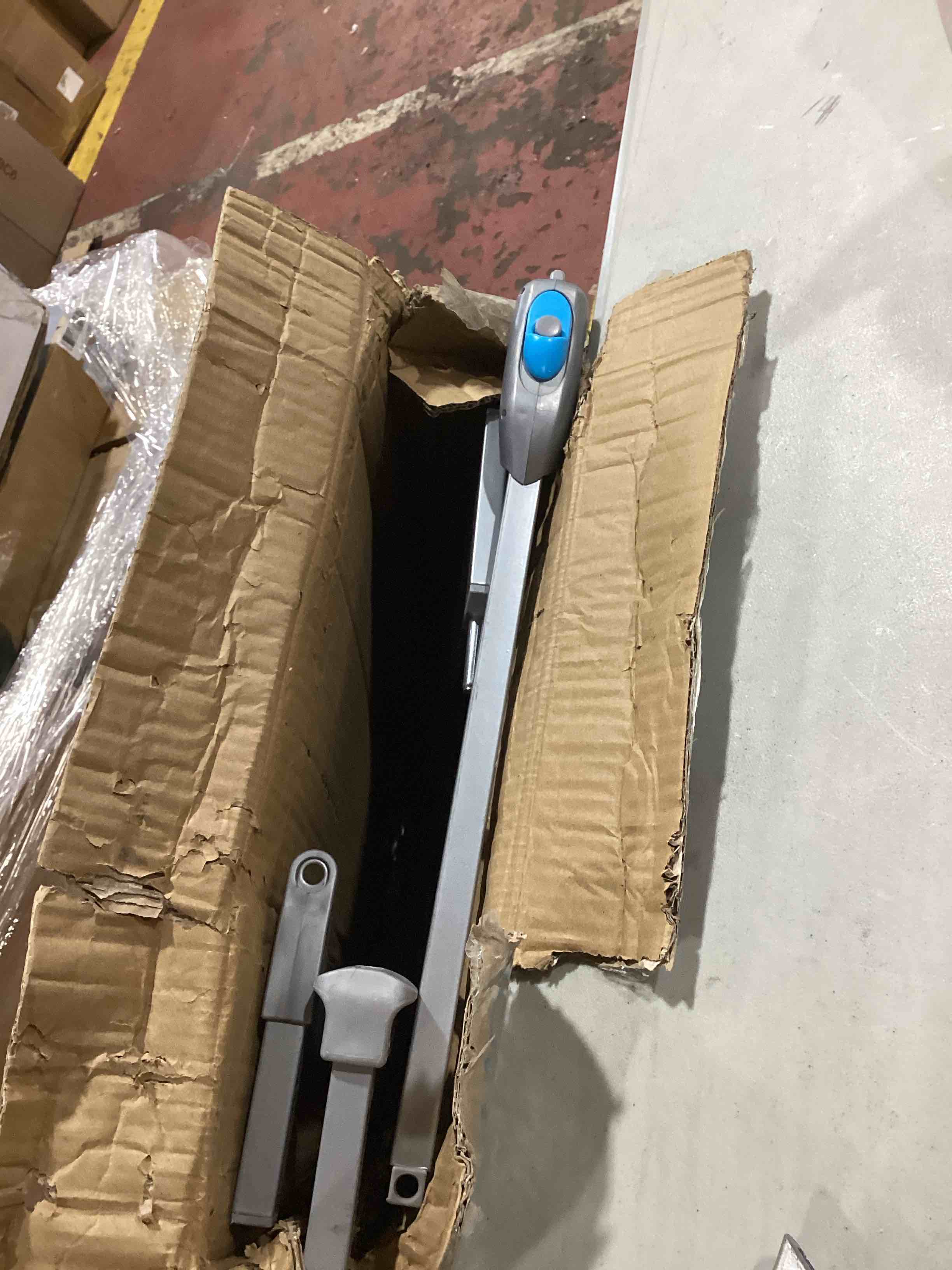 https://s3.amazonaws.com/lotting-images-prod/bidfta/RED4069927_1717696322422.jpeg