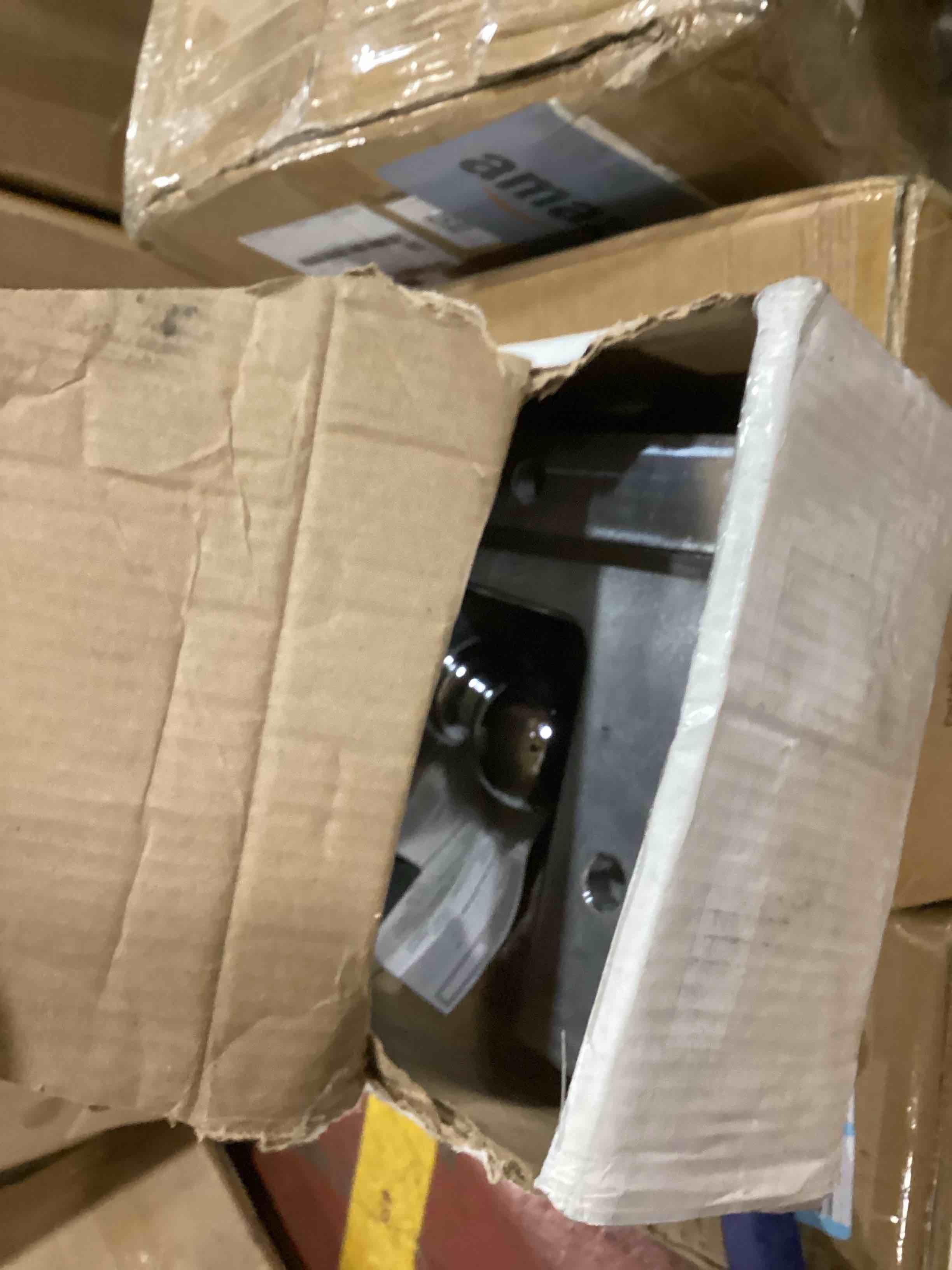 https://s3.amazonaws.com/lotting-images-prod/bidfta/RED4069931_1717697977135.jpeg