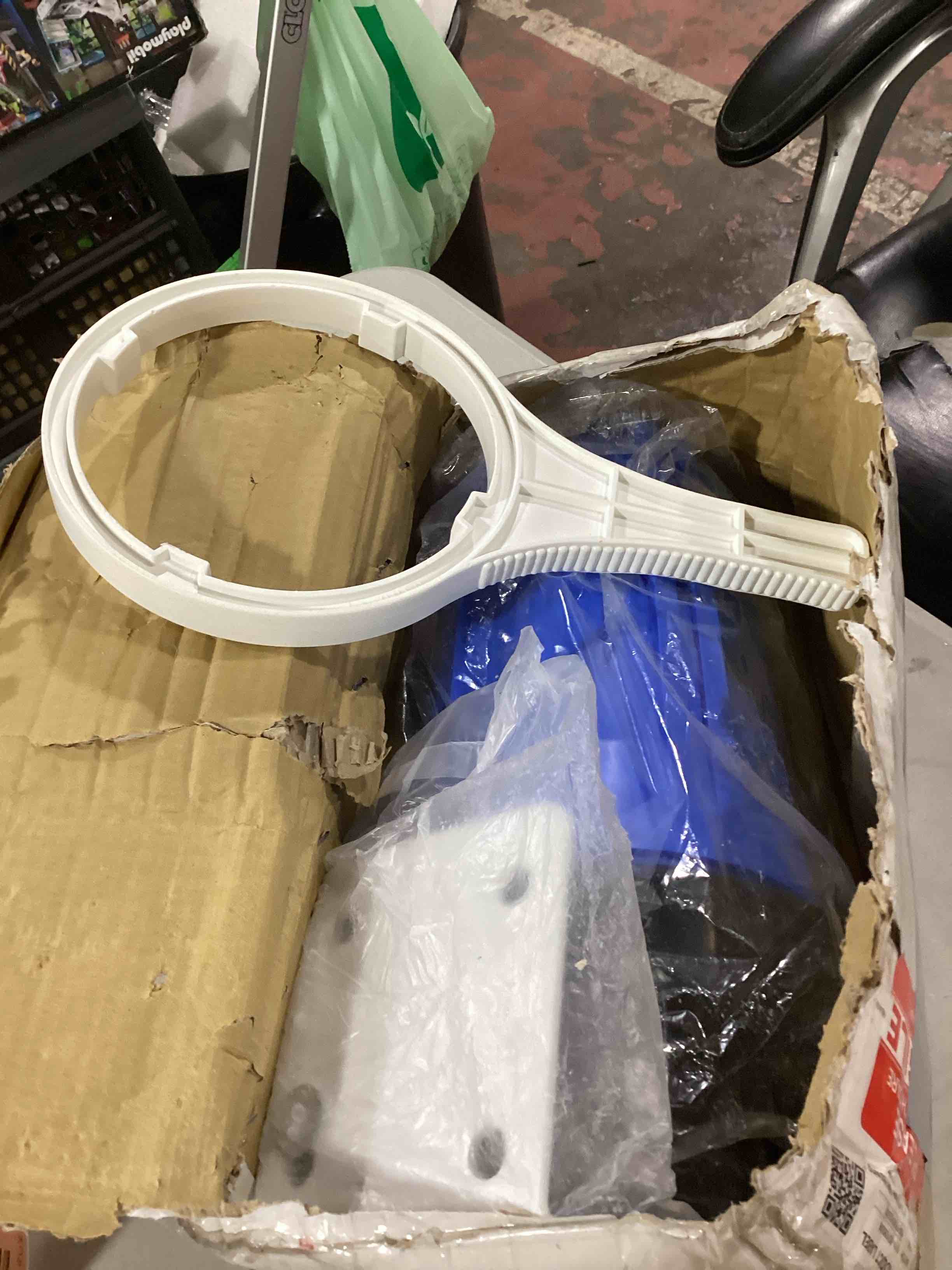 https://s3.amazonaws.com/lotting-images-prod/bidfta/RED4069936_1717698829207.jpeg