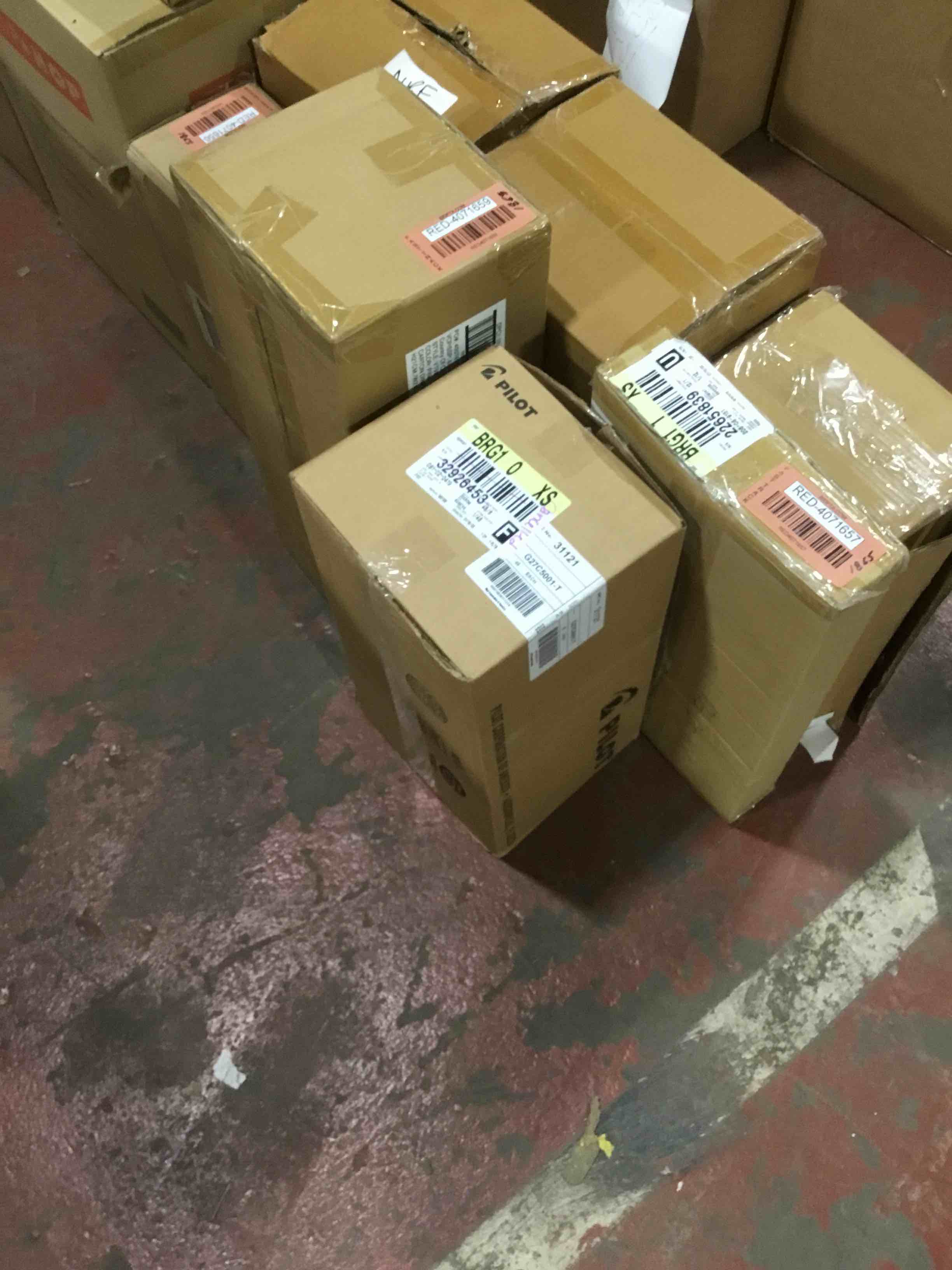 https://s3.amazonaws.com/lotting-images-prod/bidfta/RED4071660_1683816483380.jpeg