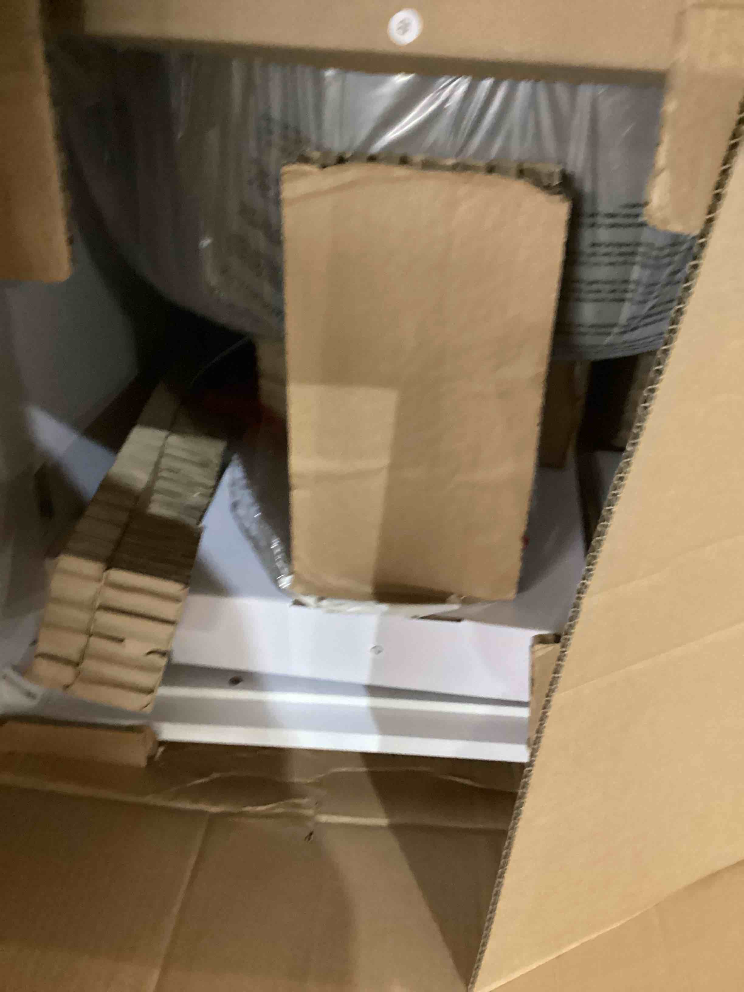 https://s3.amazonaws.com/lotting-images-prod/bidfta/RED4137528_1708006744364.jpeg