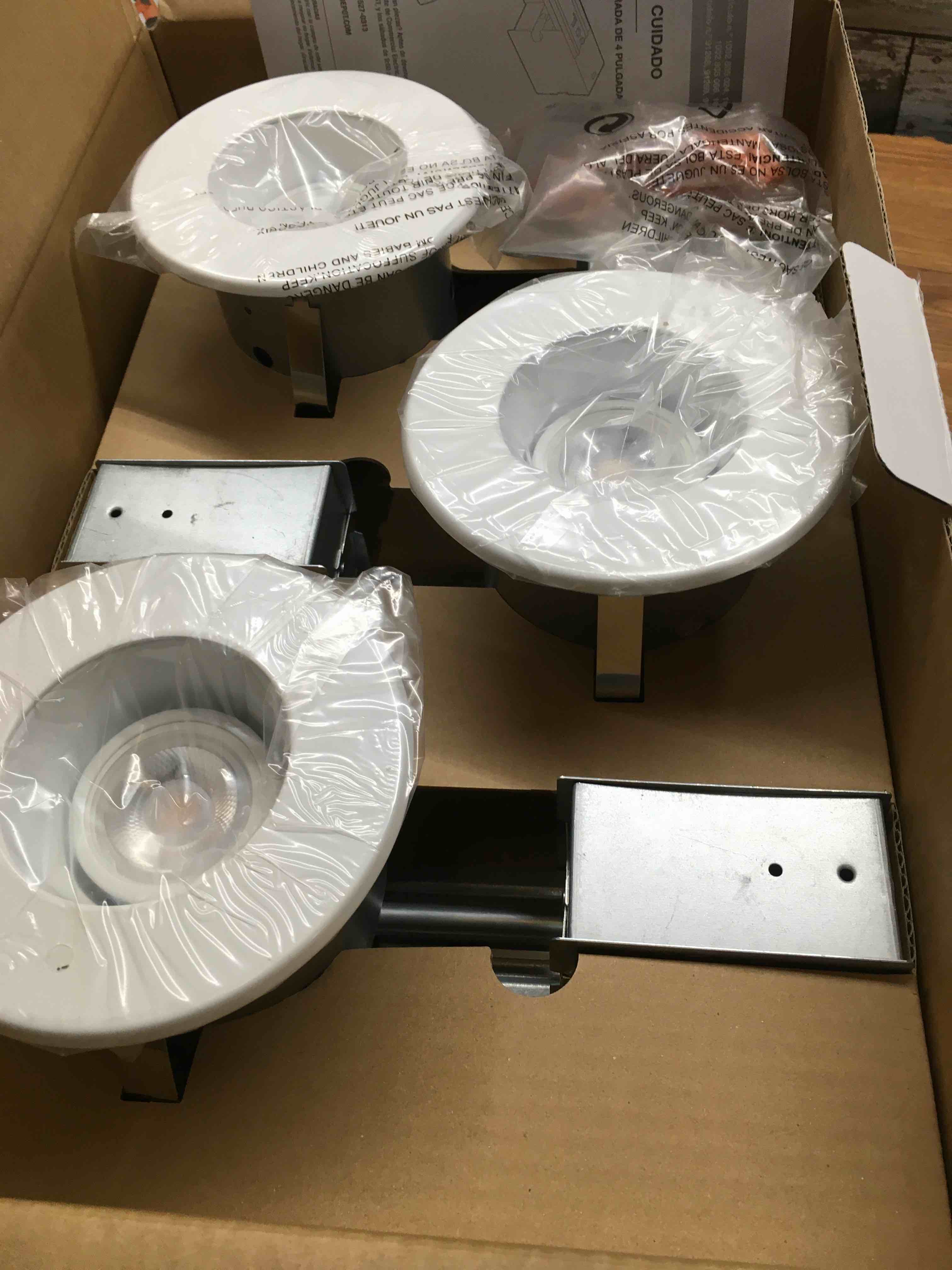 https://s3.amazonaws.com/lotting-images-prod/bidfta/RED4139640_1698858976195.jpeg