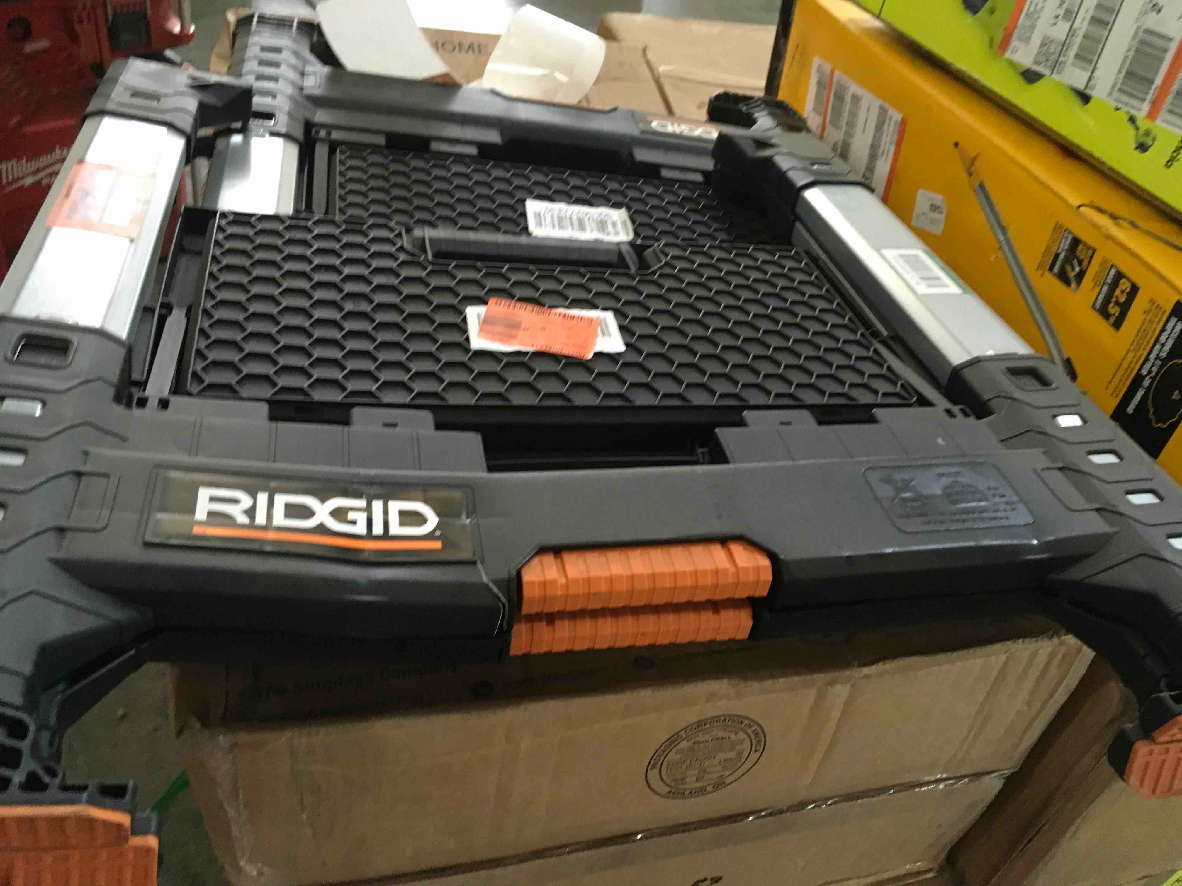 https://s3.amazonaws.com/lotting-images-prod/bidfta/RED4144667_1693230336472.jpeg