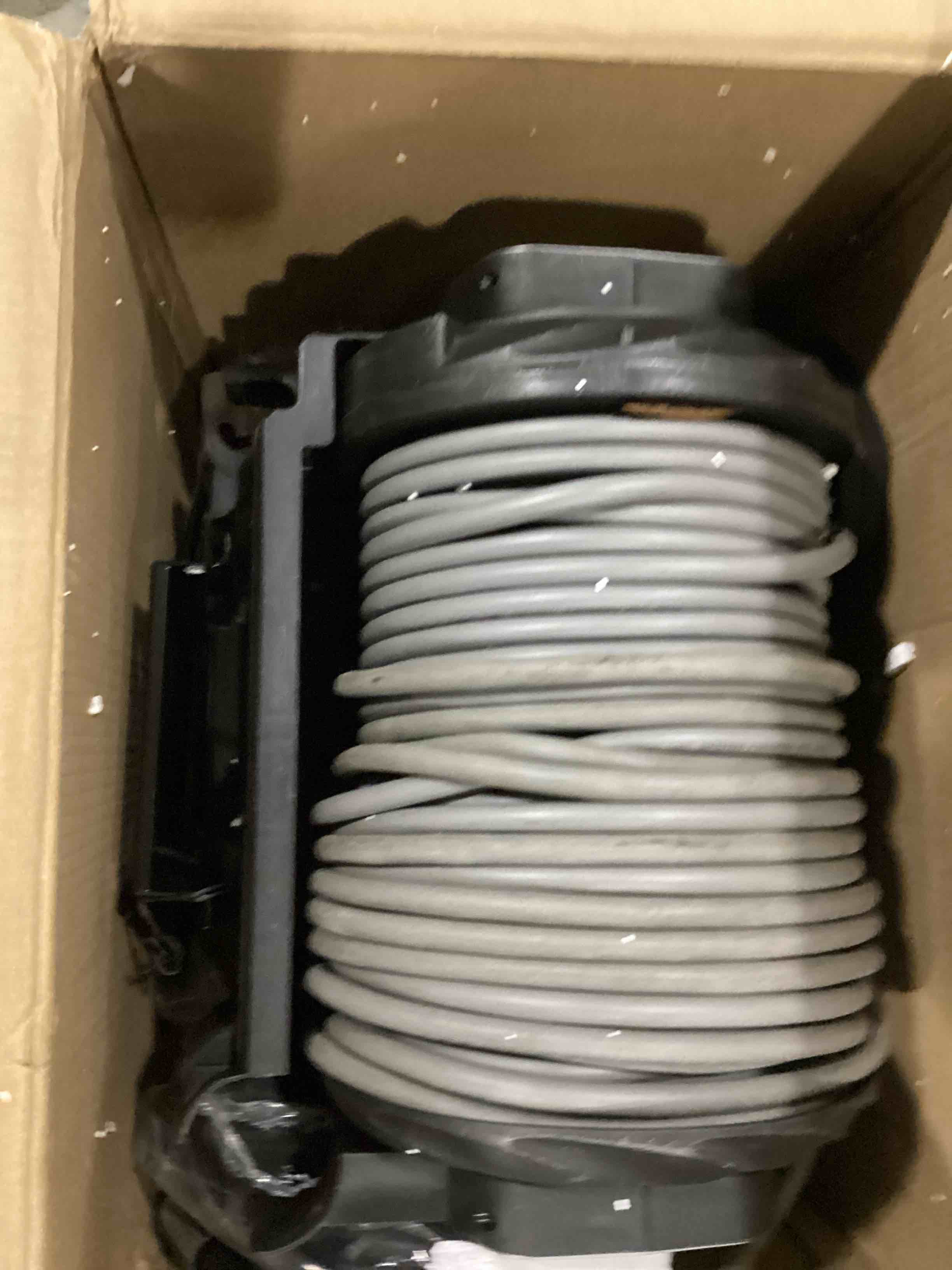 https://s3.amazonaws.com/lotting-images-prod/bidfta/RED4161364_1707245582990.jpeg
