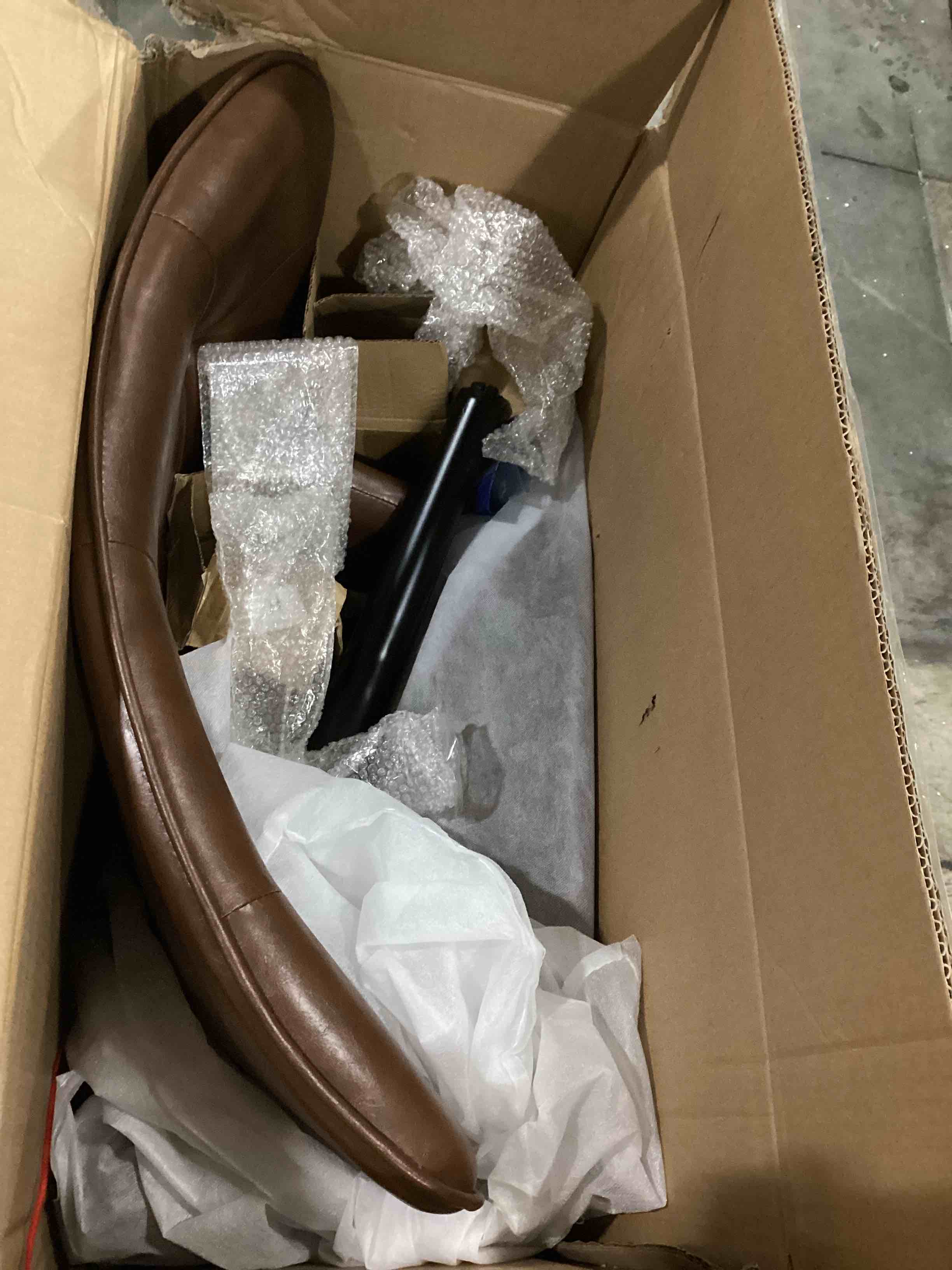 https://s3.amazonaws.com/lotting-images-prod/bidfta/RED4162028_1706012577906.jpeg