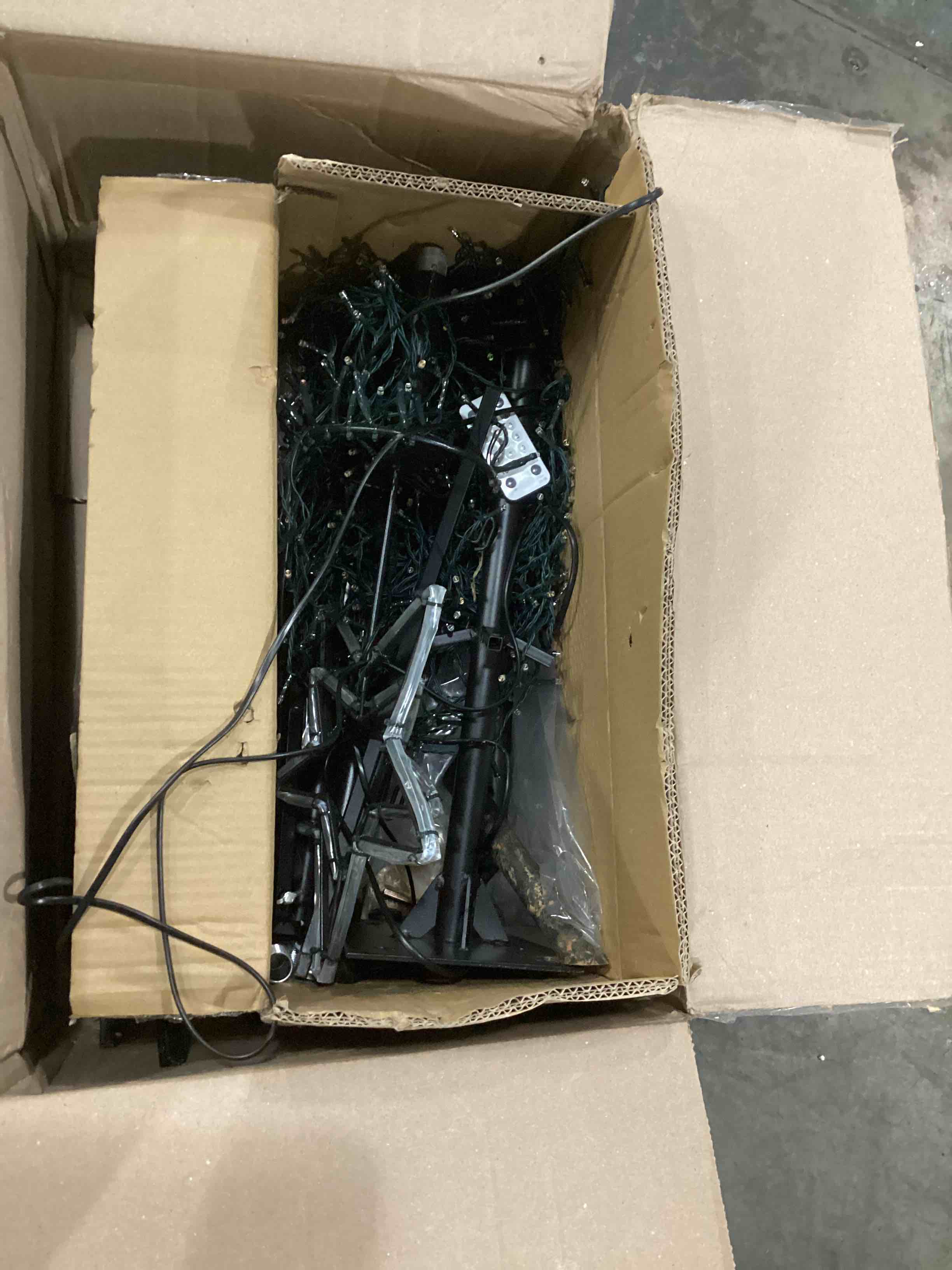 https://s3.amazonaws.com/lotting-images-prod/bidfta/RED4162152_1706187754660.jpeg