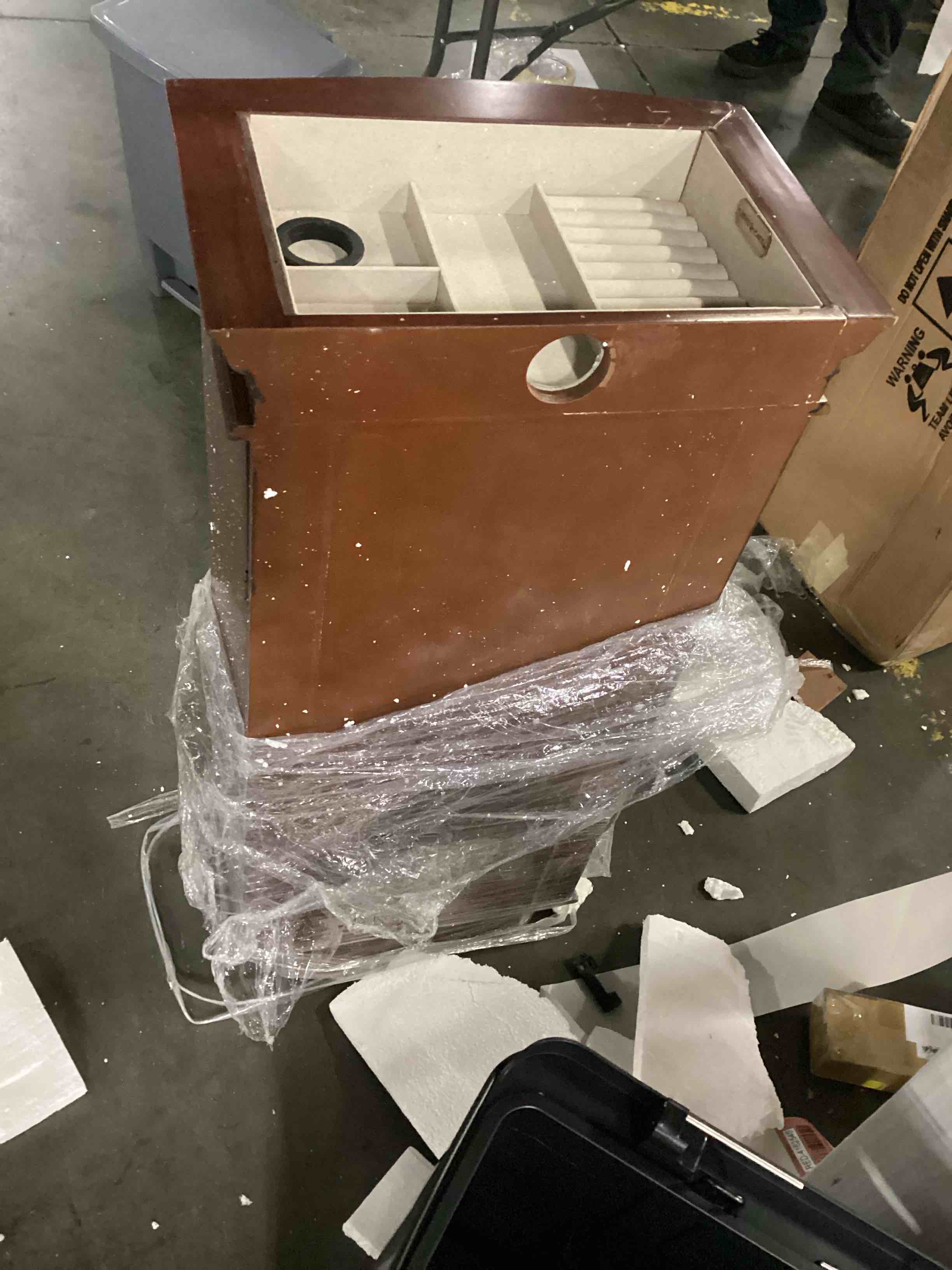 https://s3.amazonaws.com/lotting-images-prod/bidfta/RED4162576_1707233626317.jpeg