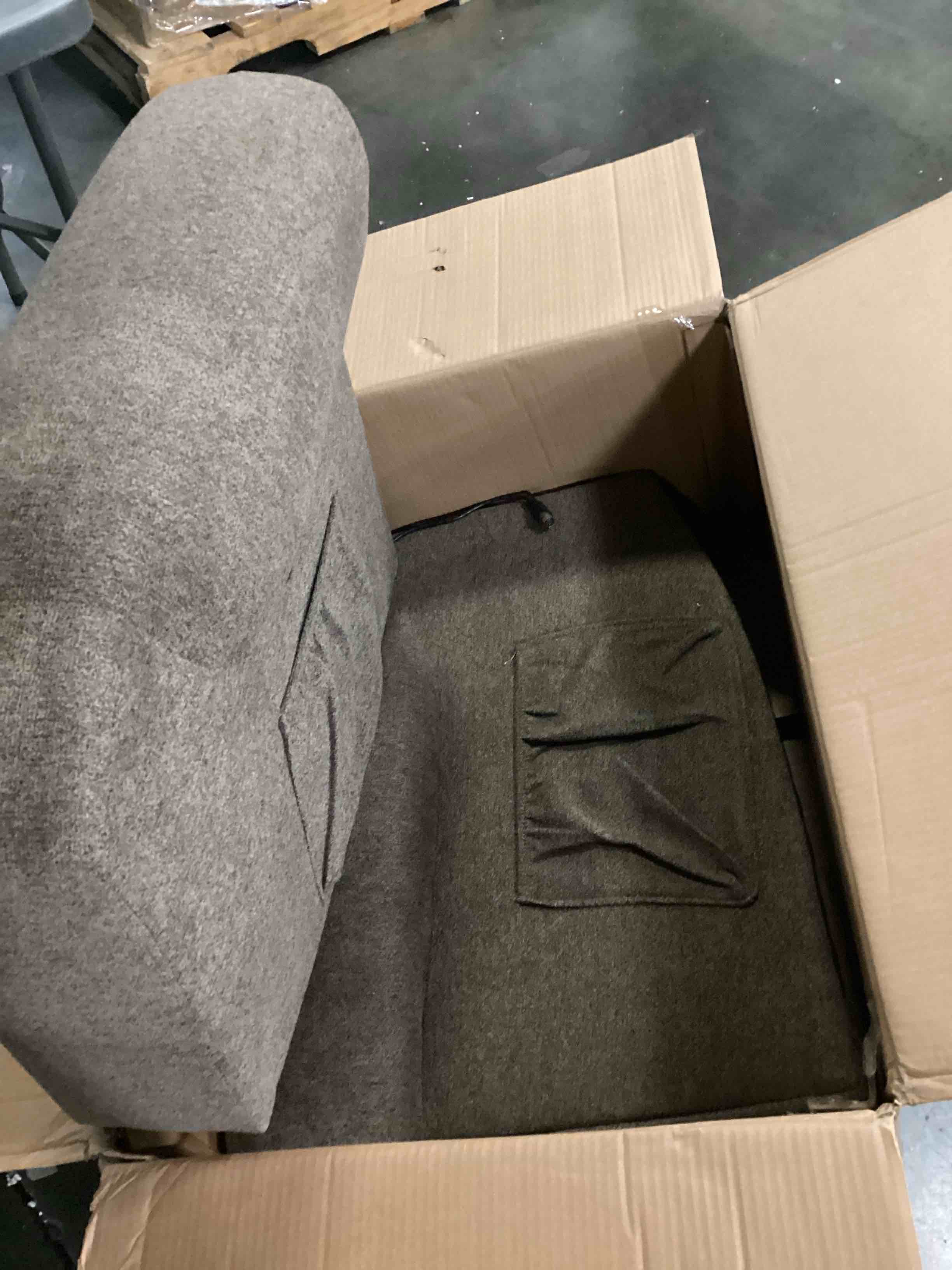 https://s3.amazonaws.com/lotting-images-prod/bidfta/RED4162578_1707234842404.jpeg