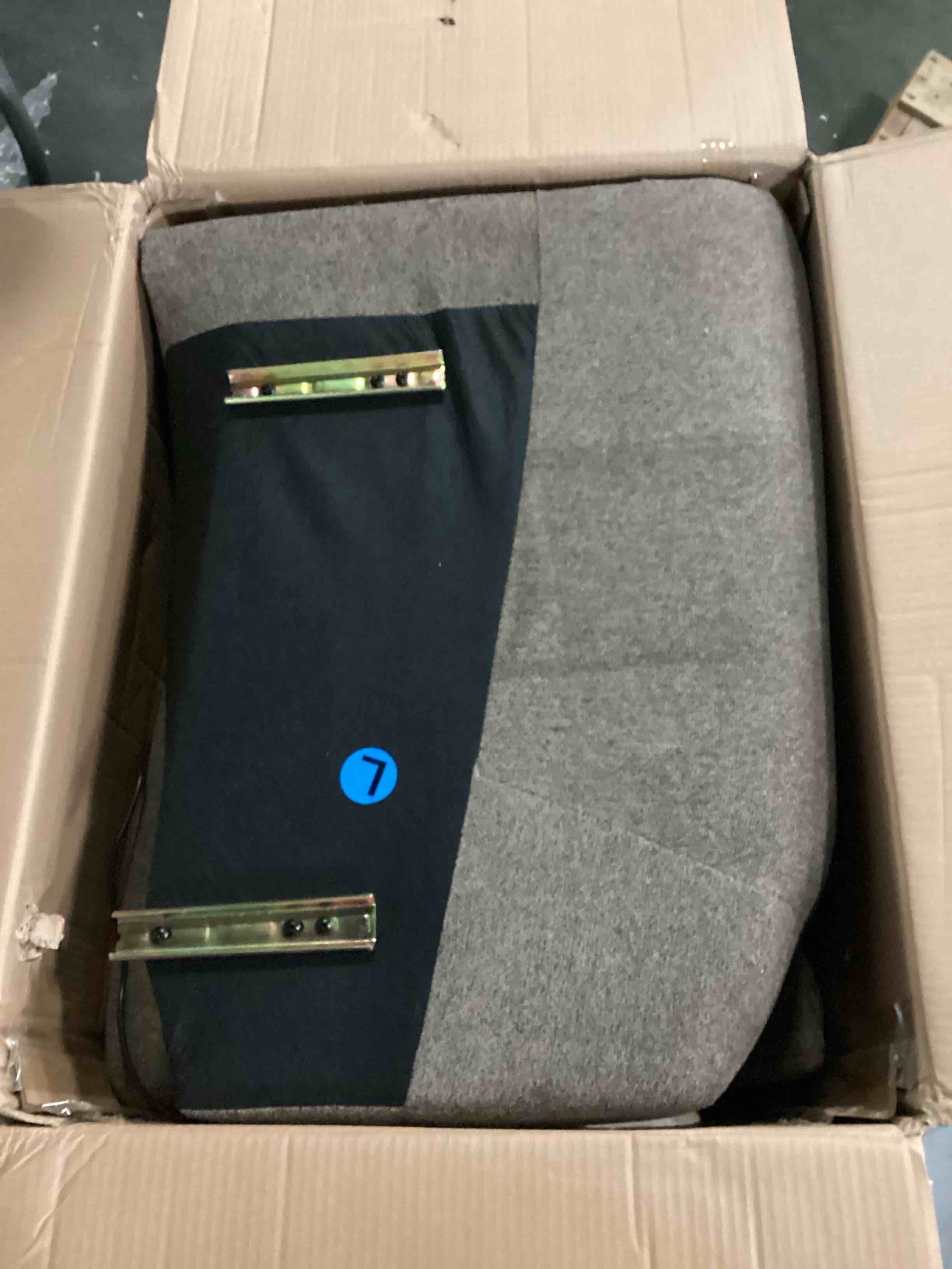 https://s3.amazonaws.com/lotting-images-prod/bidfta/RED4162578_1707234851654.jpeg