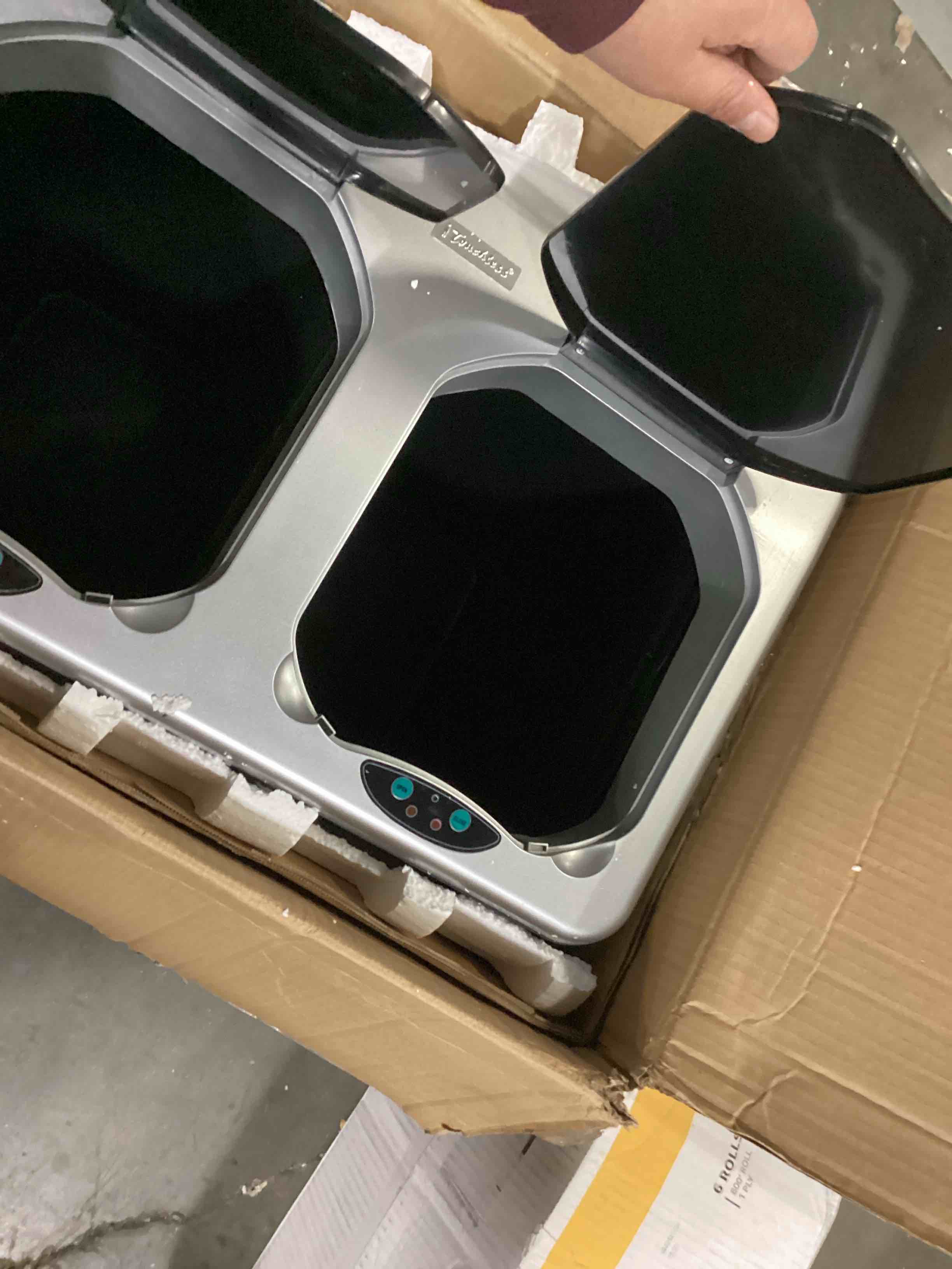 https://s3.amazonaws.com/lotting-images-prod/bidfta/RED4164333_1707921402351.jpeg