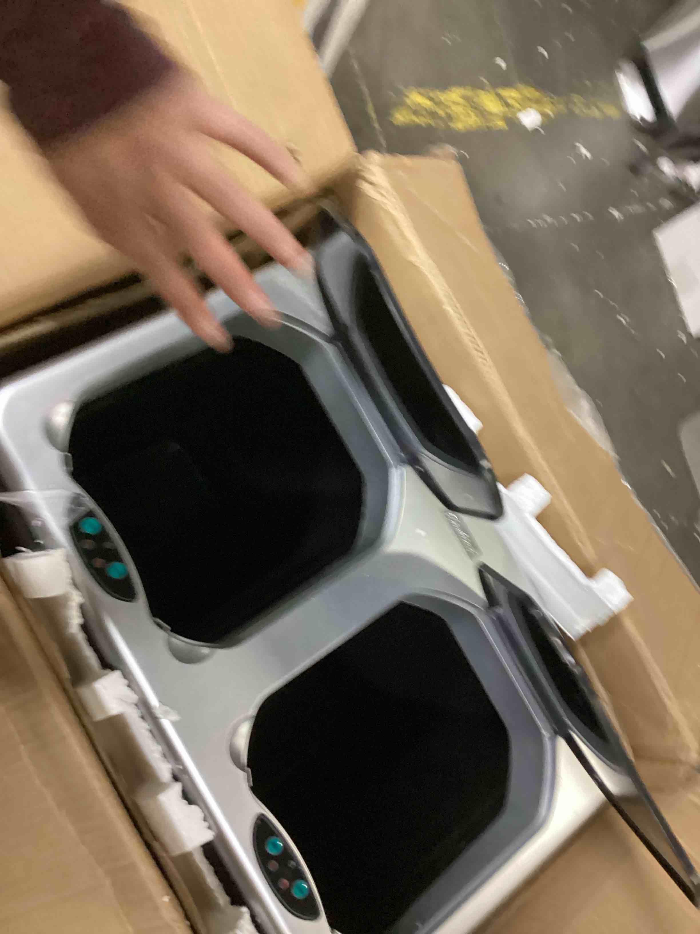 https://s3.amazonaws.com/lotting-images-prod/bidfta/RED4164333_1707921404691.jpeg