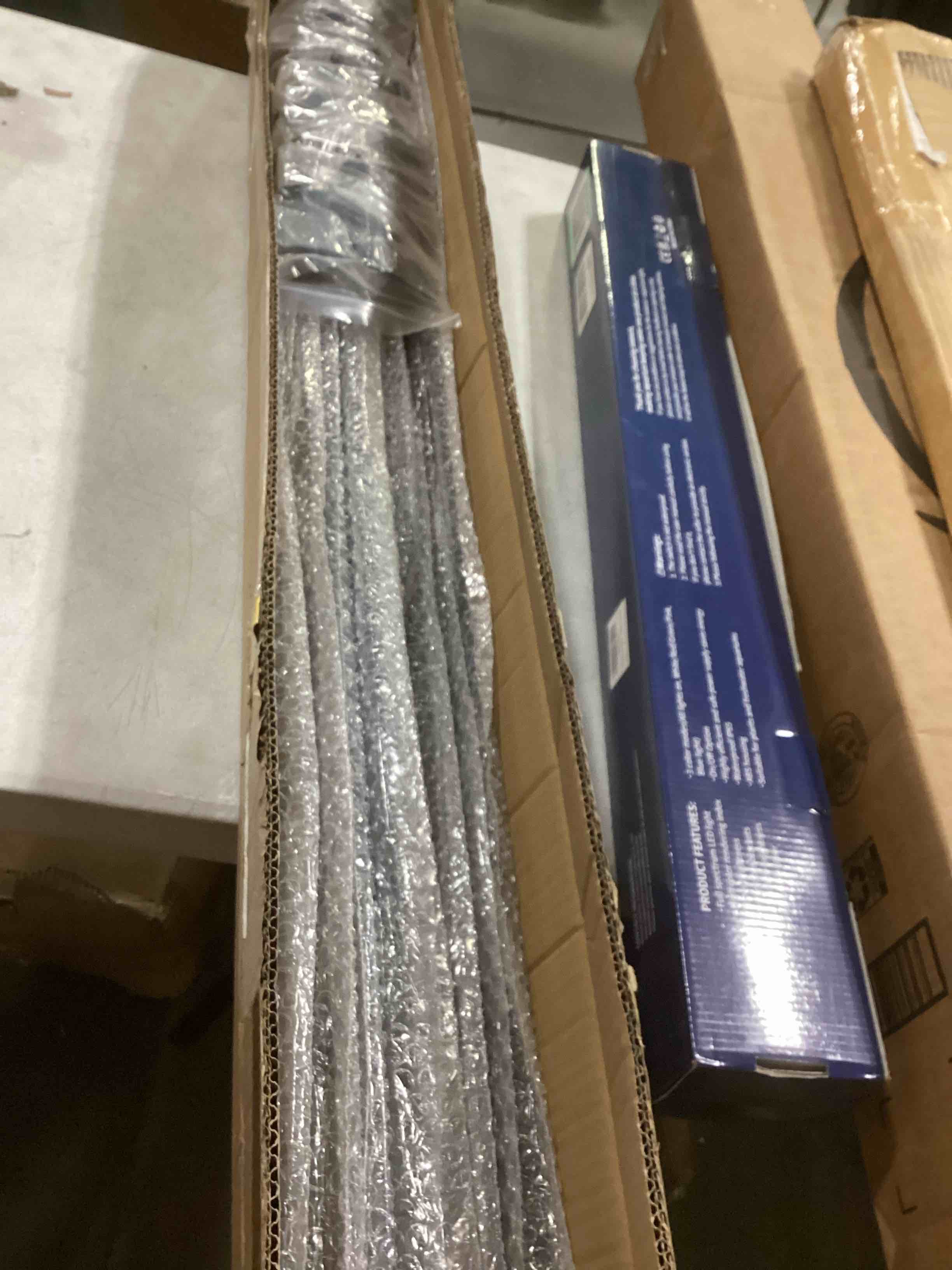 https://s3.amazonaws.com/lotting-images-prod/bidfta/RED4164429_1708000745918.jpeg