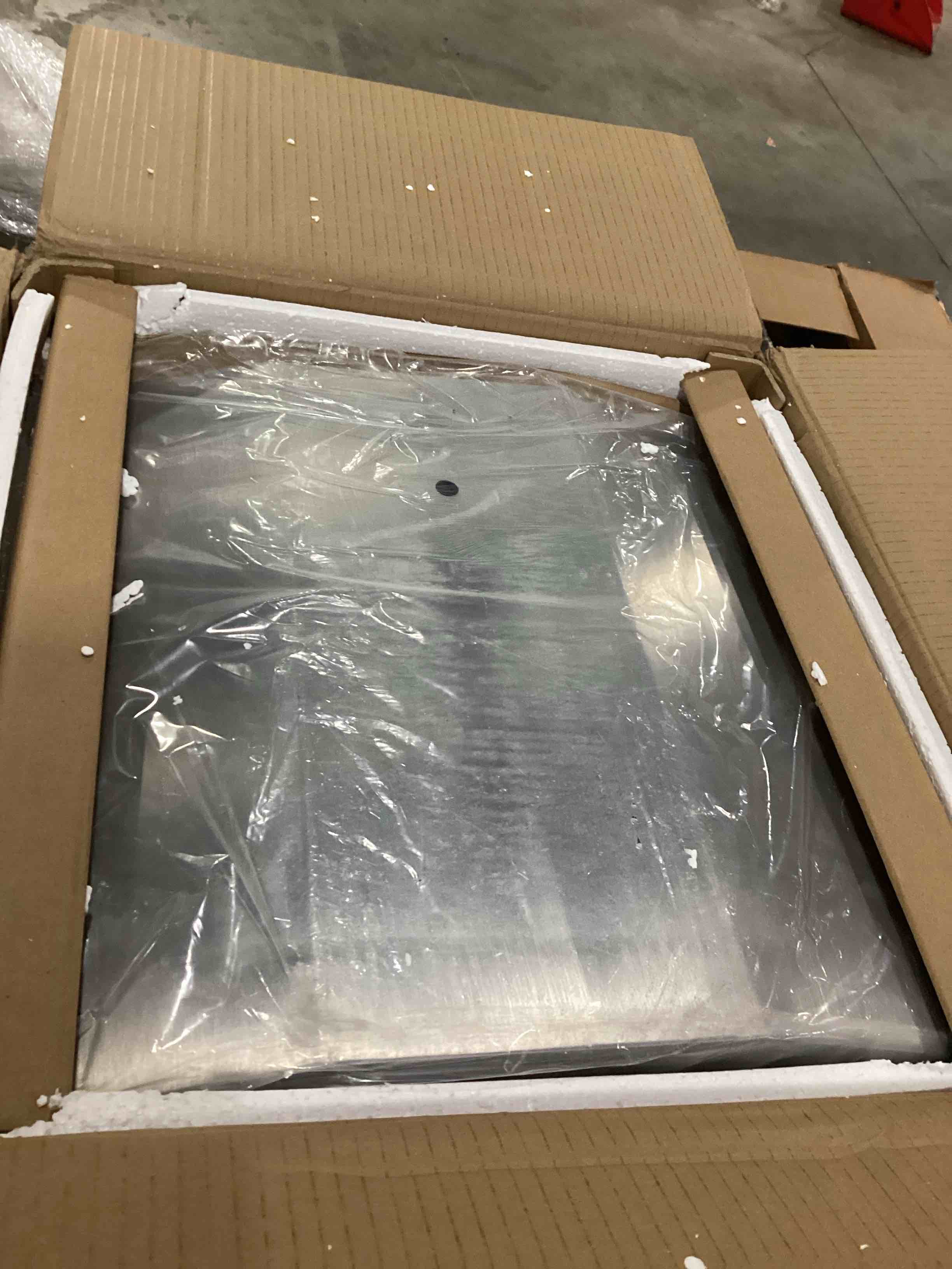 https://s3.amazonaws.com/lotting-images-prod/bidfta/RED4164450_1704891087408.jpeg