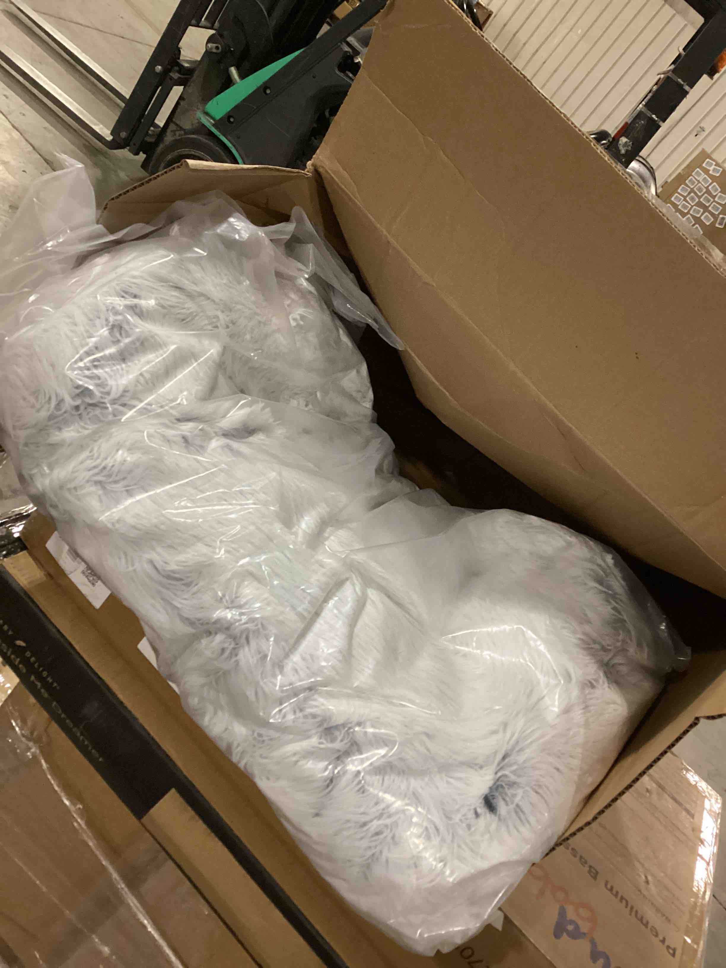 https://s3.amazonaws.com/lotting-images-prod/bidfta/RED4166526_1705757095474.jpeg