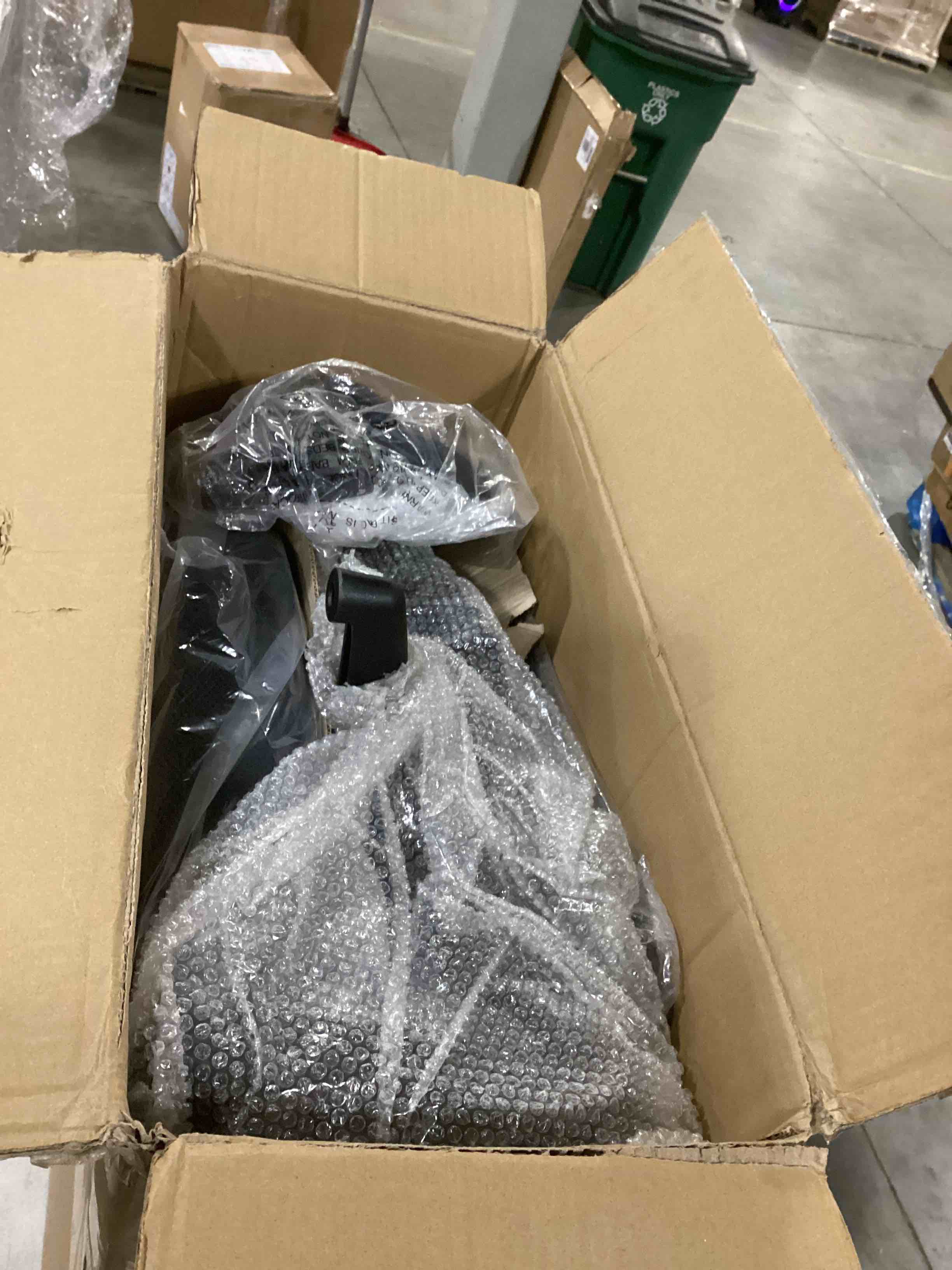 https://s3.amazonaws.com/lotting-images-prod/bidfta/RED4166642_1705951431277.jpeg