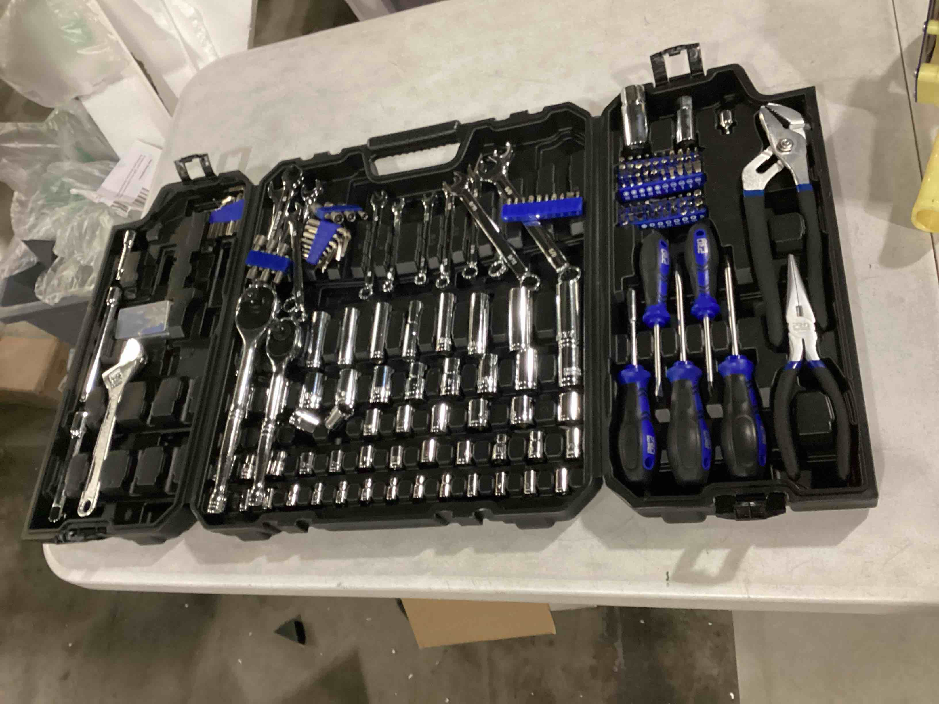https://s3.amazonaws.com/lotting-images-prod/bidfta/RED4166963_1706208044133.jpeg
