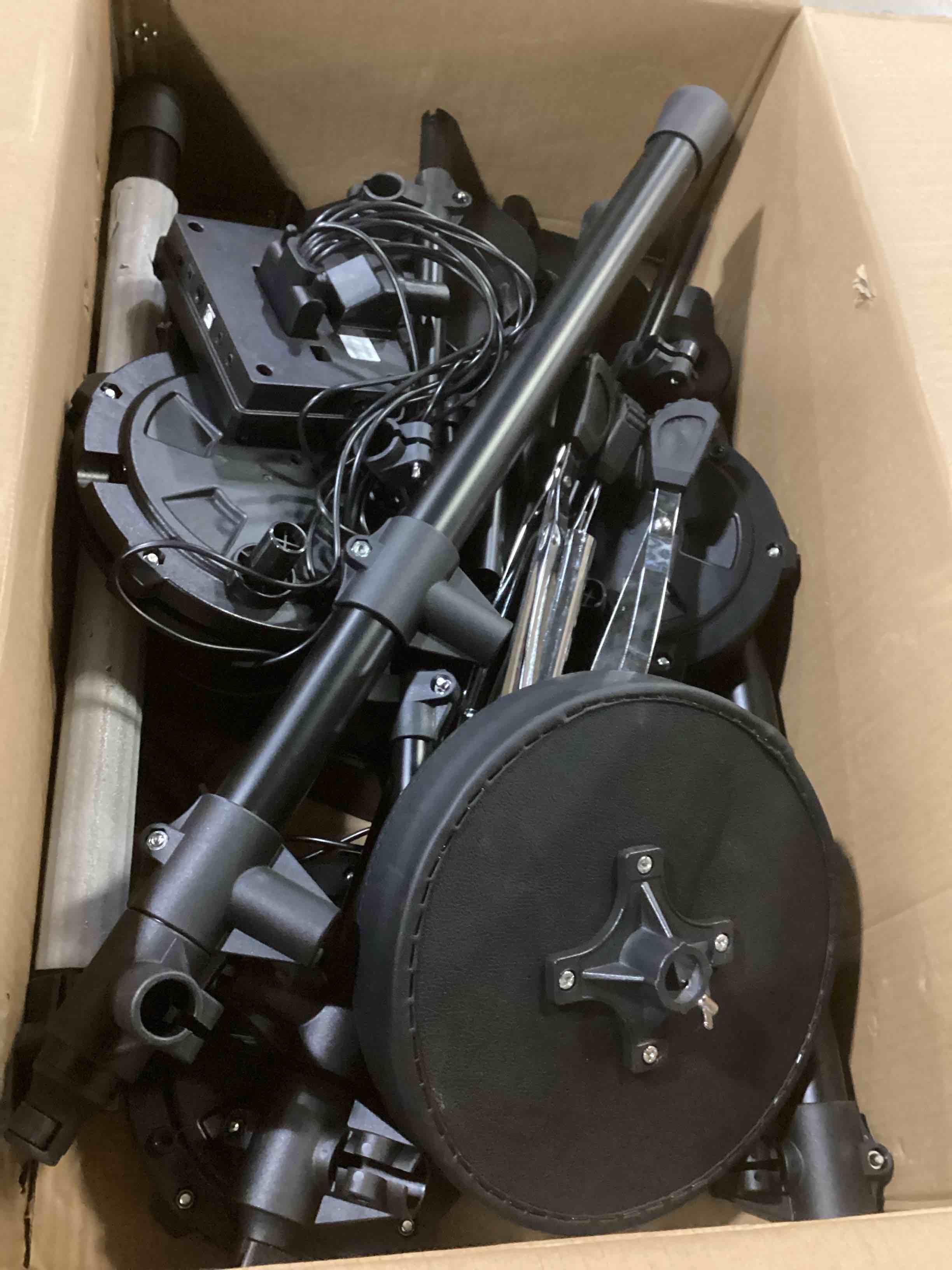 https://s3.amazonaws.com/lotting-images-prod/bidfta/RED4171201_1706040428548.jpeg