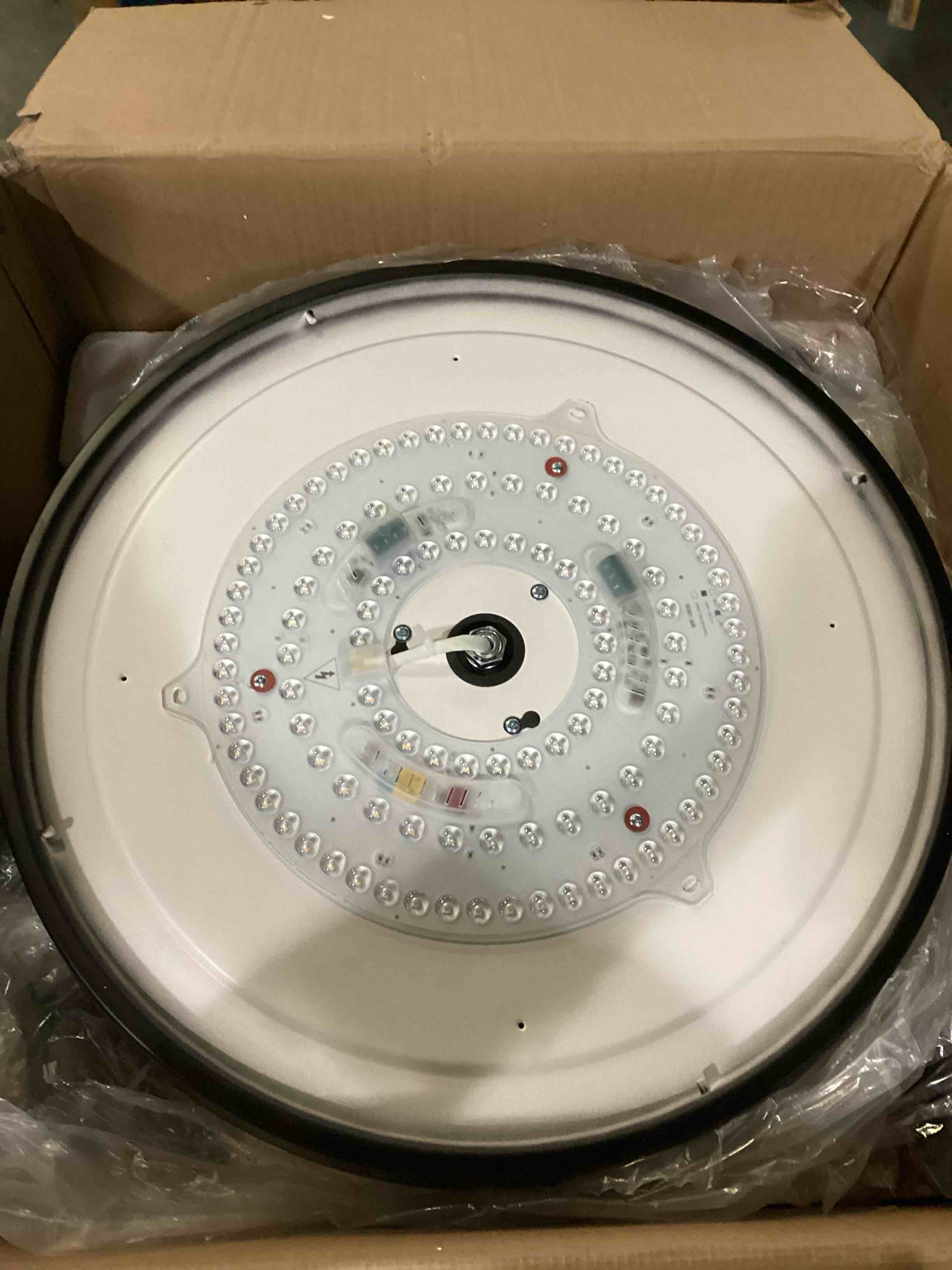 https://s3.amazonaws.com/lotting-images-prod/bidfta/RED4171911_1707406946302.jpeg