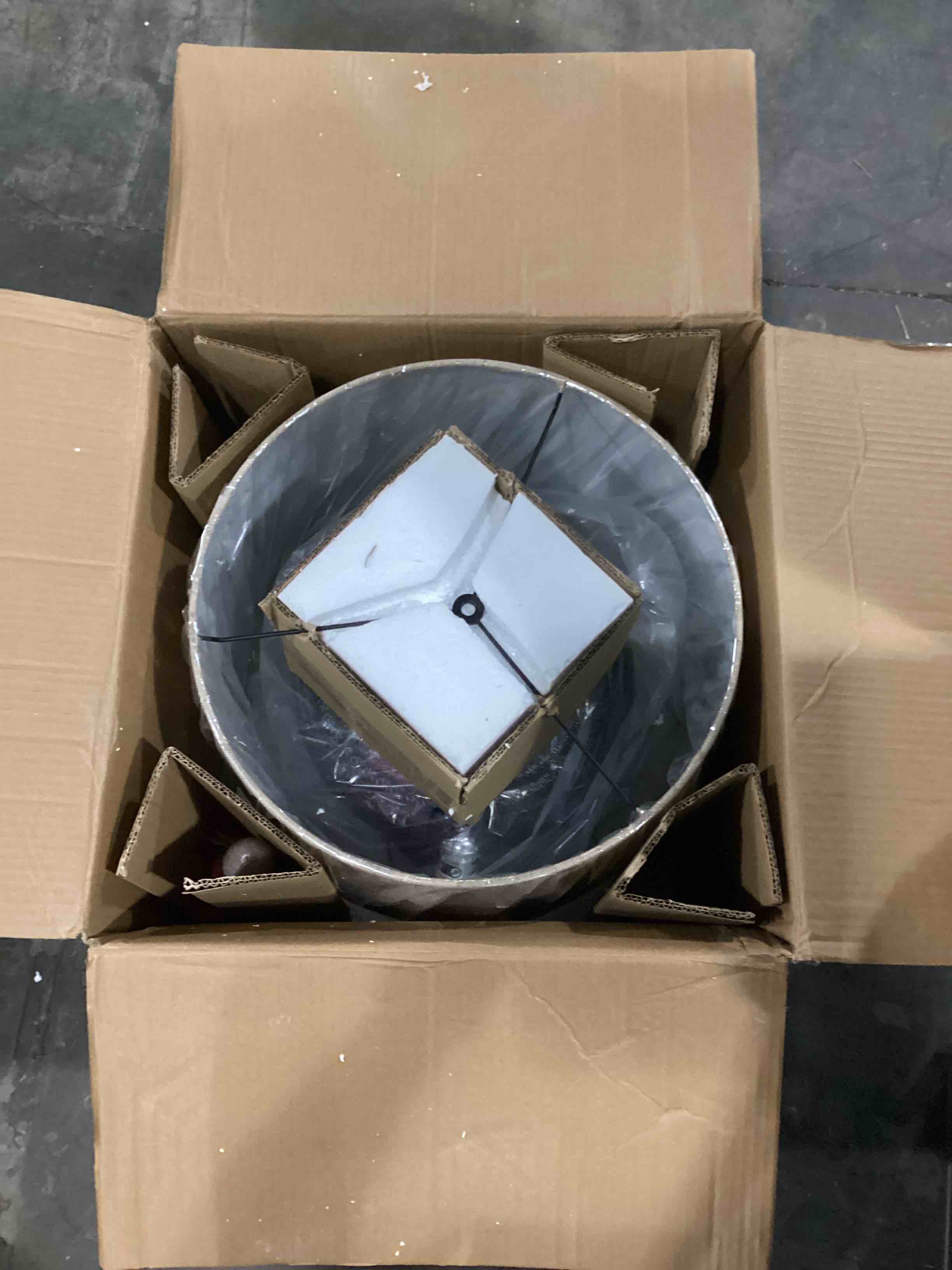 https://s3.amazonaws.com/lotting-images-prod/bidfta/RED4173470_1703009591081.jpeg