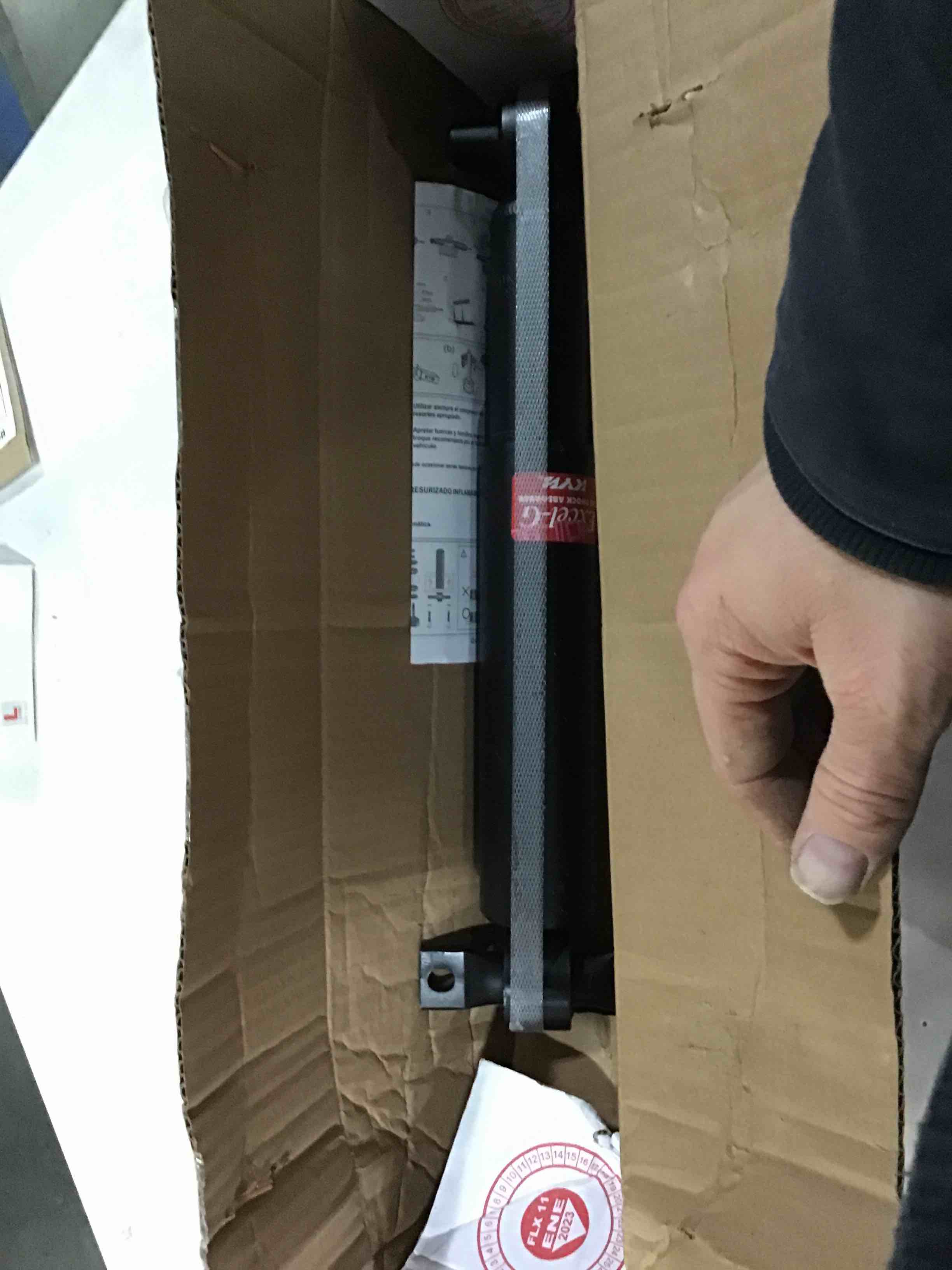 https://s3.amazonaws.com/lotting-images-prod/bidfta/RED4176136_1704468853093.jpeg