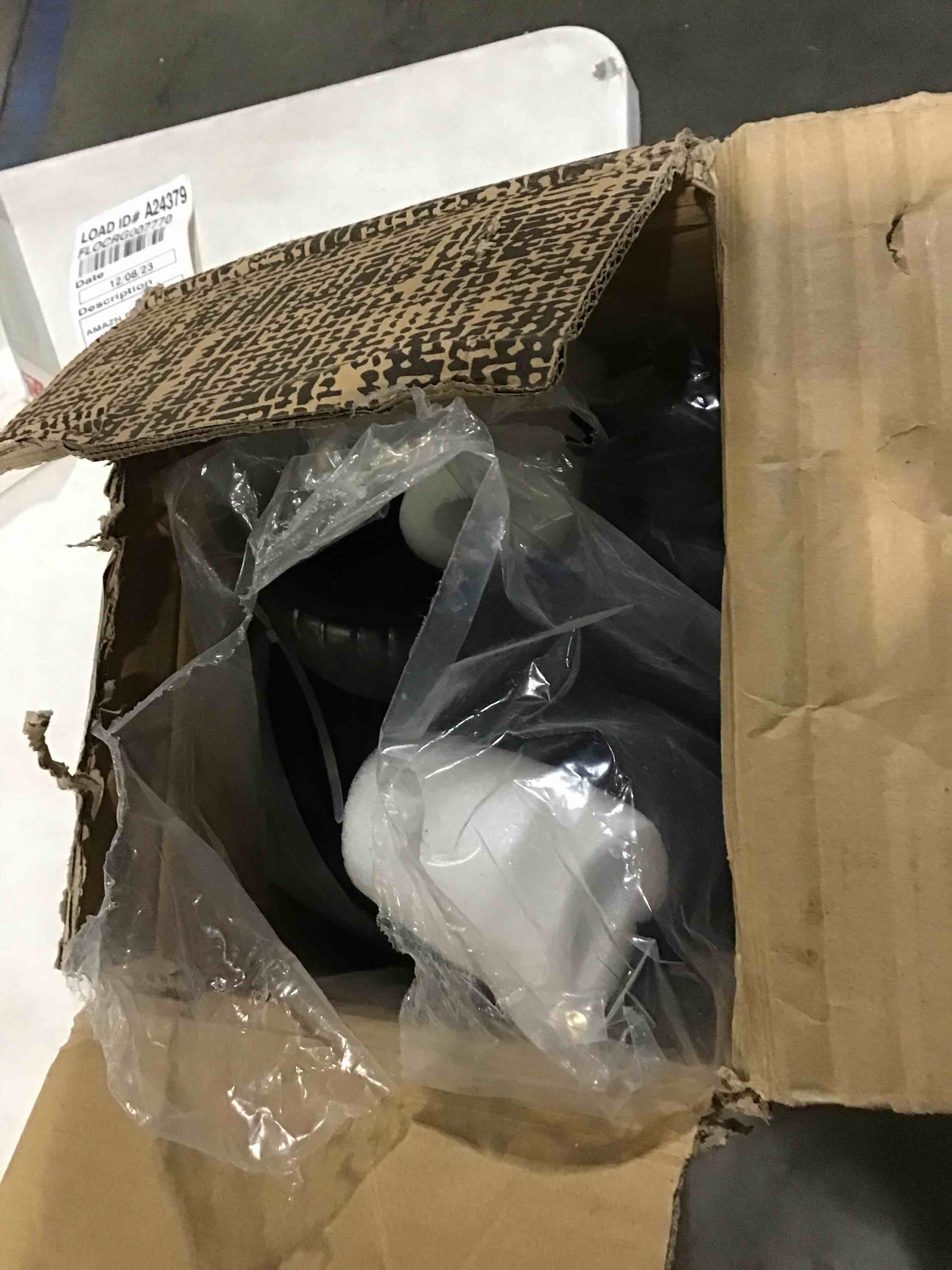 https://s3.amazonaws.com/lotting-images-prod/bidfta/RED4176361_1704802575699.jpeg