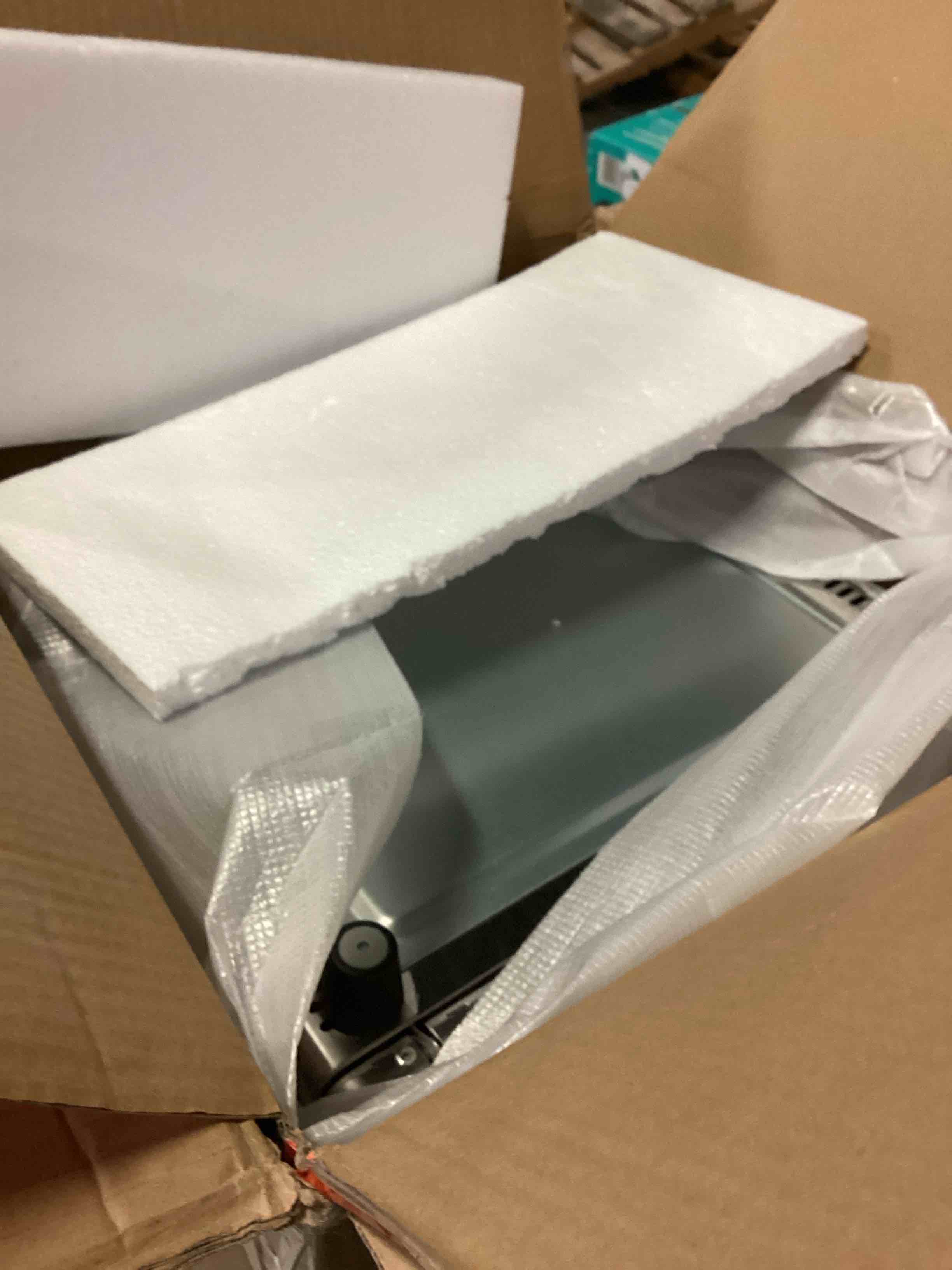 https://s3.amazonaws.com/lotting-images-prod/bidfta/RED4180632_1703270907490.jpeg