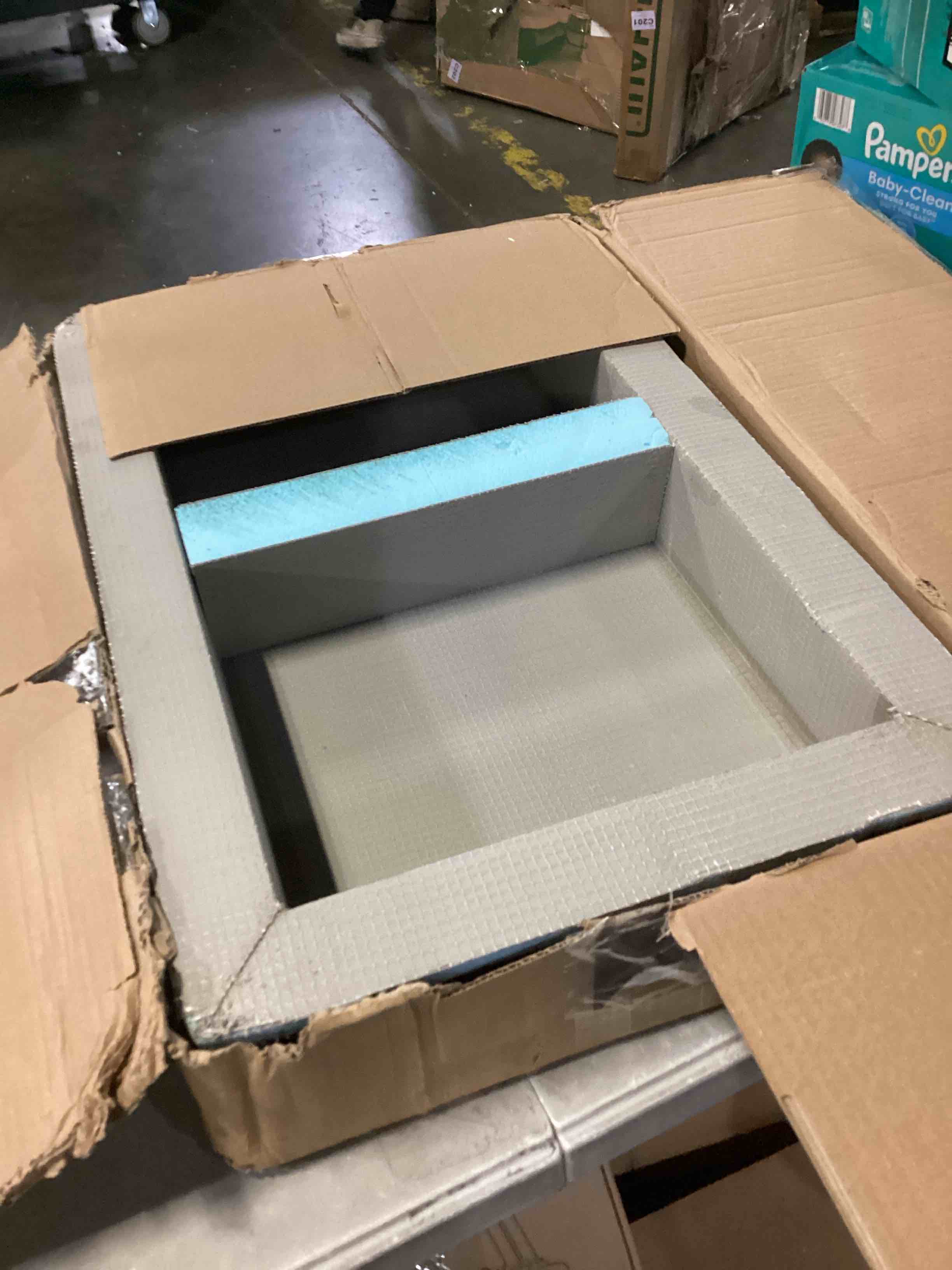 https://s3.amazonaws.com/lotting-images-prod/bidfta/RED4180765_1703601085403.jpeg