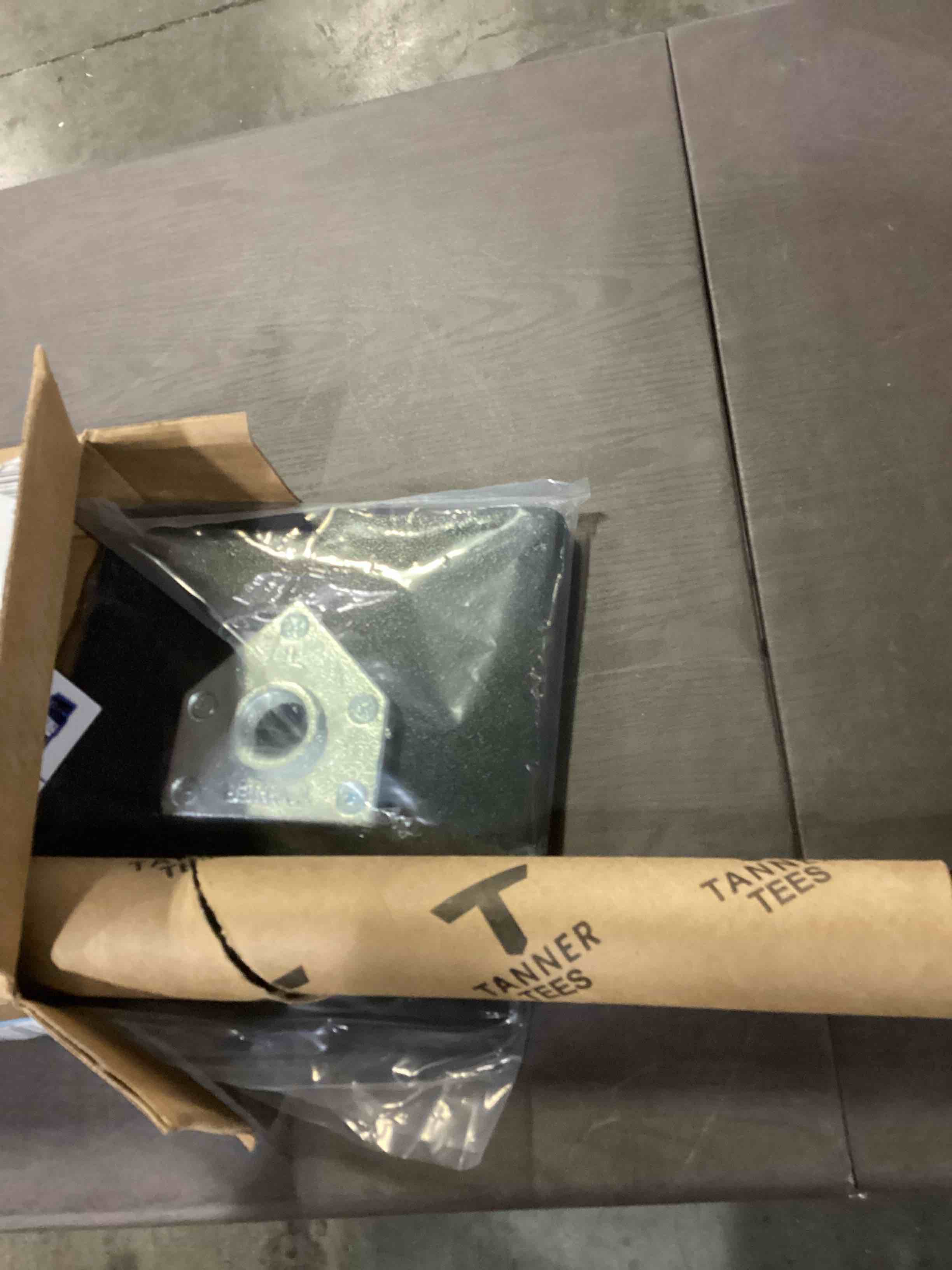 https://s3.amazonaws.com/lotting-images-prod/bidfta/RED4183202_1704212538041.jpeg