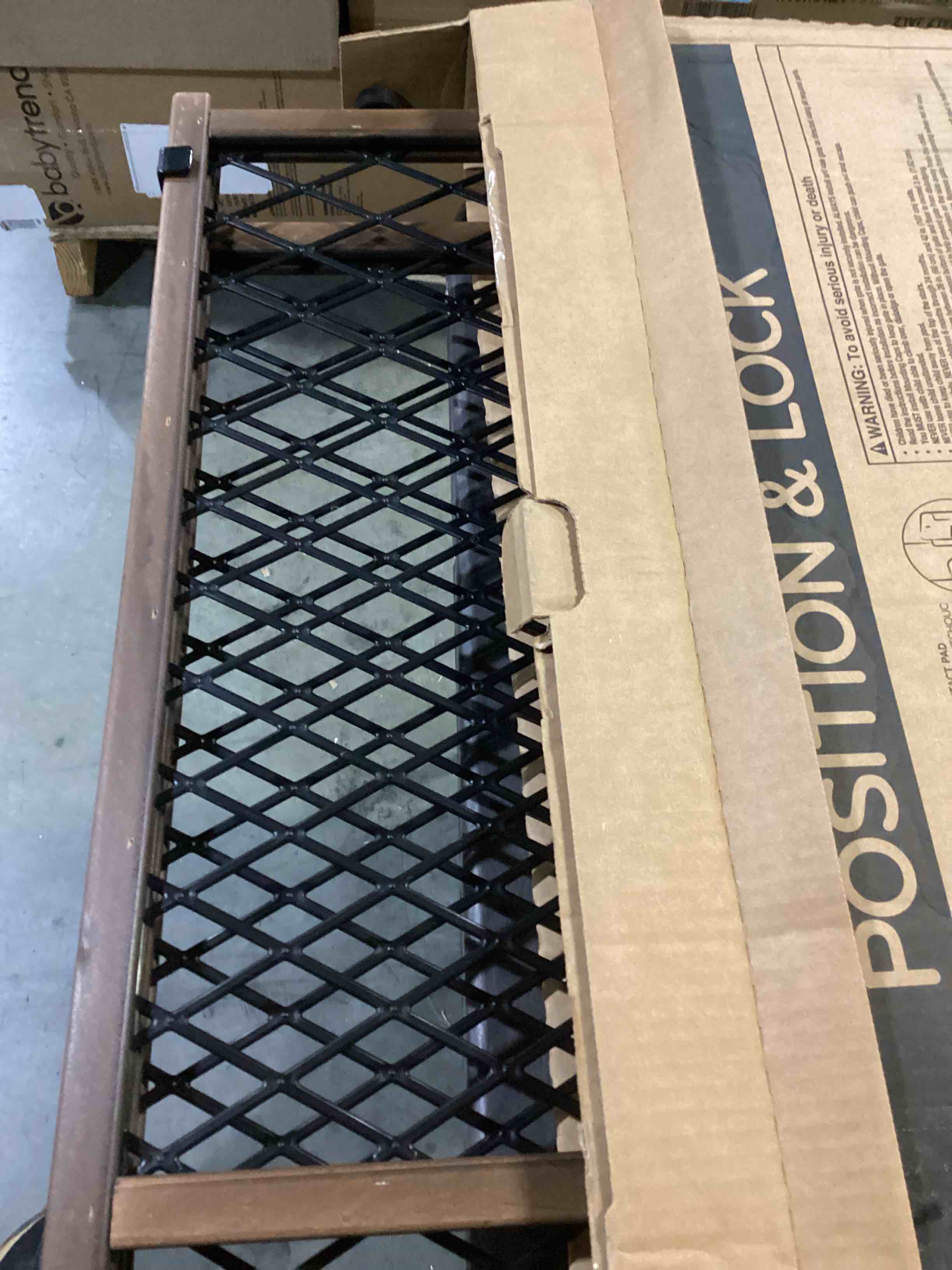 https://s3.amazonaws.com/lotting-images-prod/bidfta/RED4183207_1704213643639.jpeg