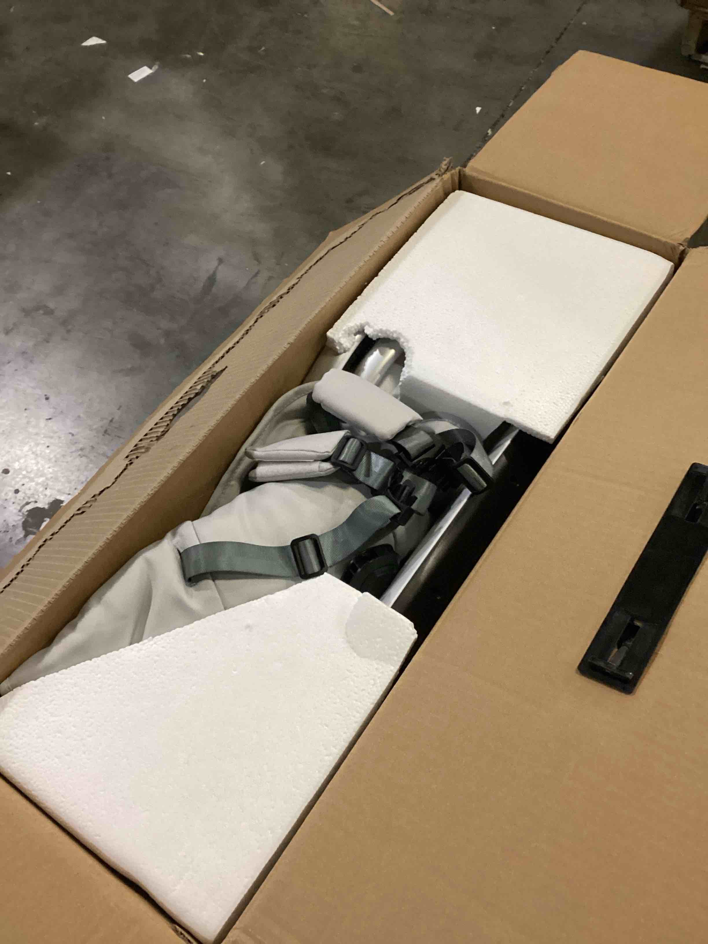 https://s3.amazonaws.com/lotting-images-prod/bidfta/RED4183898_1704802407689.jpeg