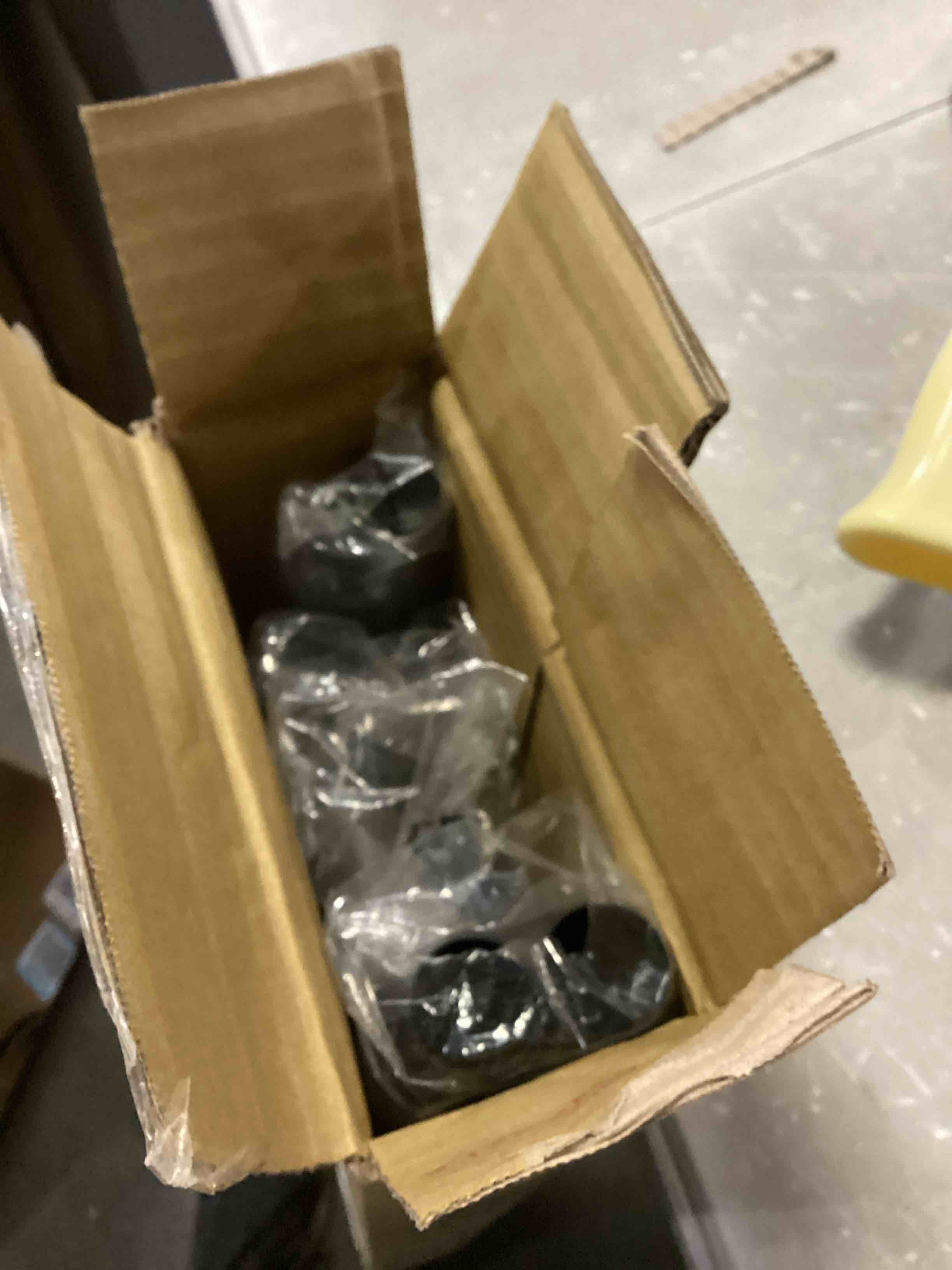 https://s3.amazonaws.com/lotting-images-prod/bidfta/RED4183914_1704804032041.jpeg