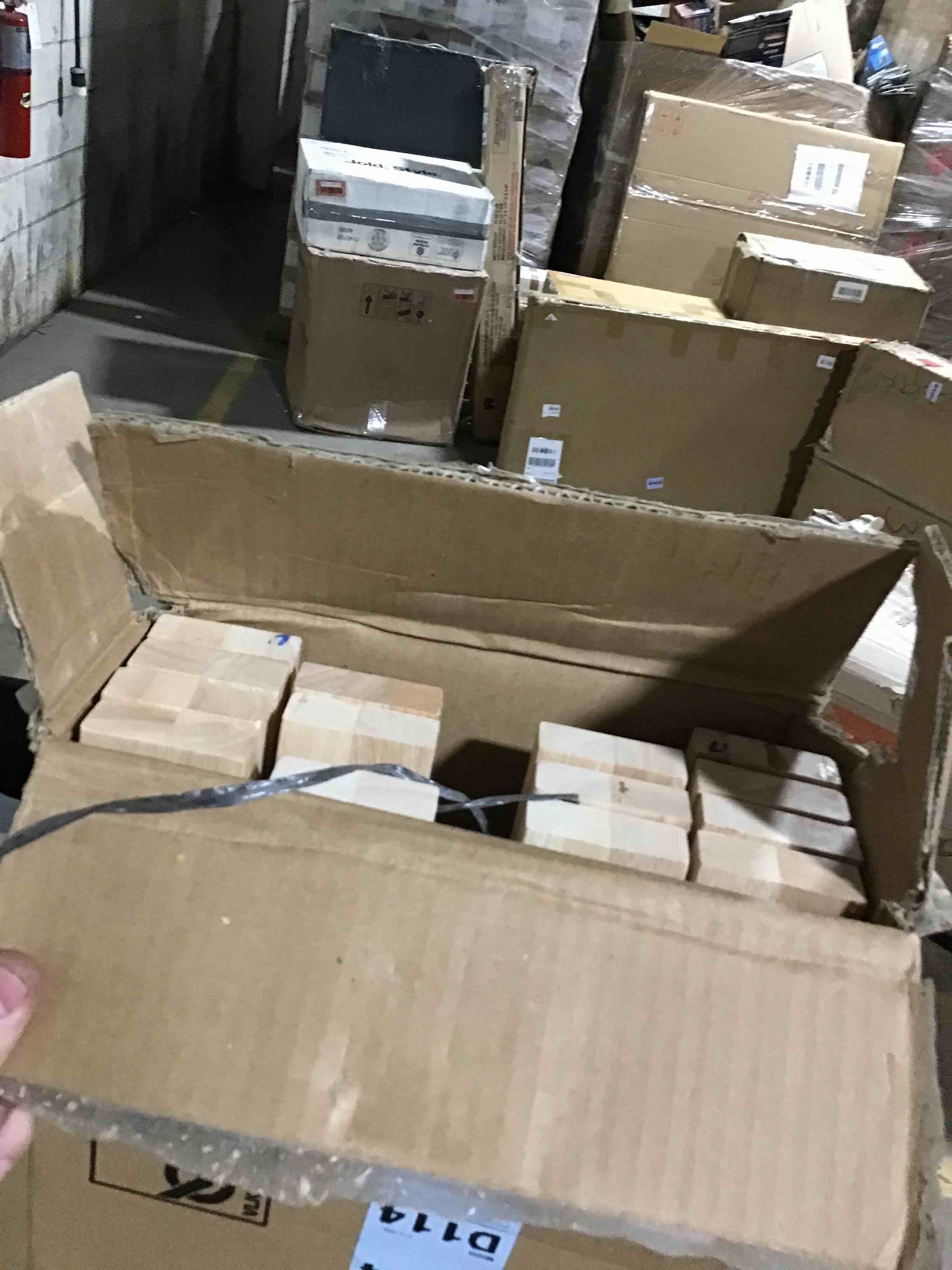 https://s3.amazonaws.com/lotting-images-prod/bidfta/RED4228719_1685980365360.jpeg