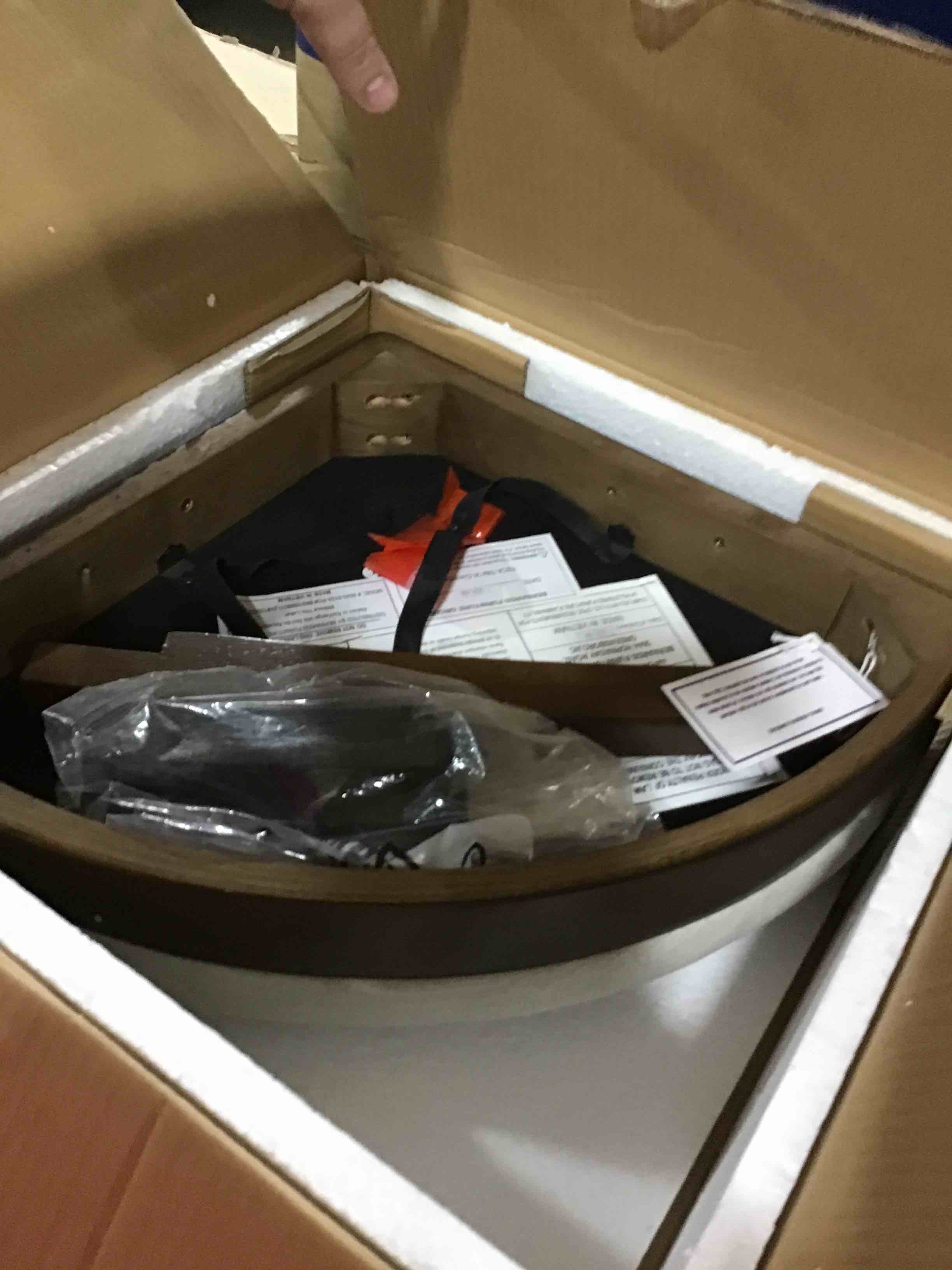 https://s3.amazonaws.com/lotting-images-prod/bidfta/RED4228804_1686572796909.jpeg
